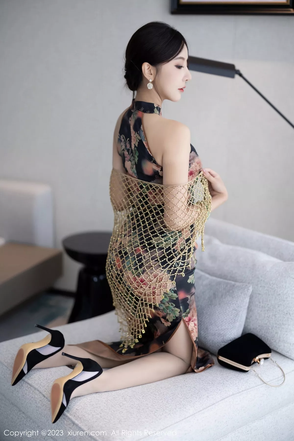 [[XiuRen秀人网]秀人网]No.7495_女神王馨瑶yanni性感花纹旗袍露淡紫色内衣配开档肉丝诱惑写真81P