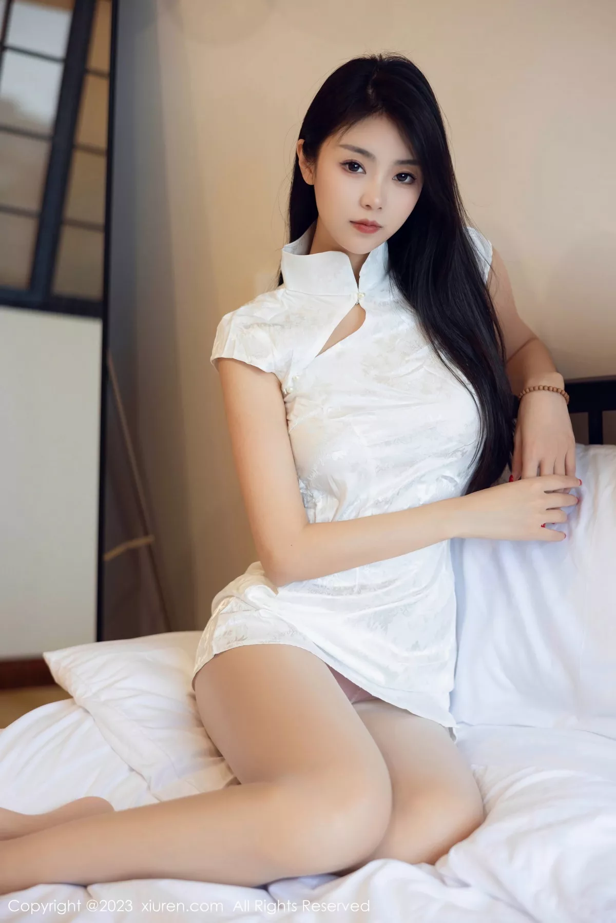 [[XiuRen秀人网]秀人网]No.7493_模特可乐Vicky性感白色短款旗袍配原色丝袜秀翘臀美腿诱惑写真78P