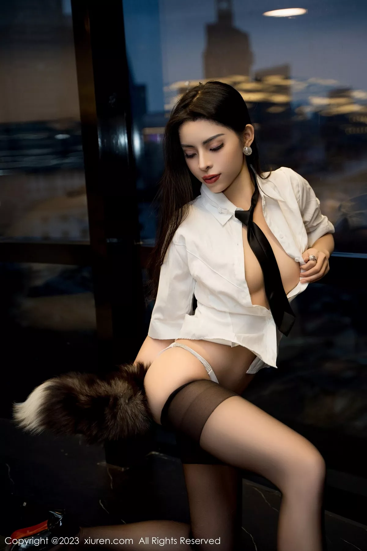 [[XiuRen秀人网]秀人网]No.7489_模特王薇薇性感白T配黑色短裙露超薄黑丝秀完美身材诱惑写真85P