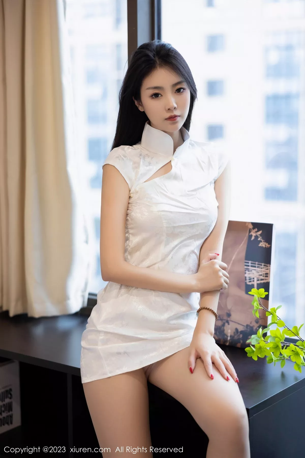 [[XiuRen秀人网]秀人网]No.7493_模特可乐Vicky性感白色短款旗袍配原色丝袜秀翘臀美腿诱惑写真78P