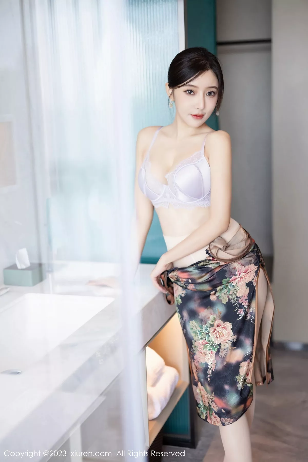 [[XiuRen秀人网]秀人网]No.7495_女神王馨瑶yanni性感花纹旗袍露淡紫色内衣配开档肉丝诱惑写真81P