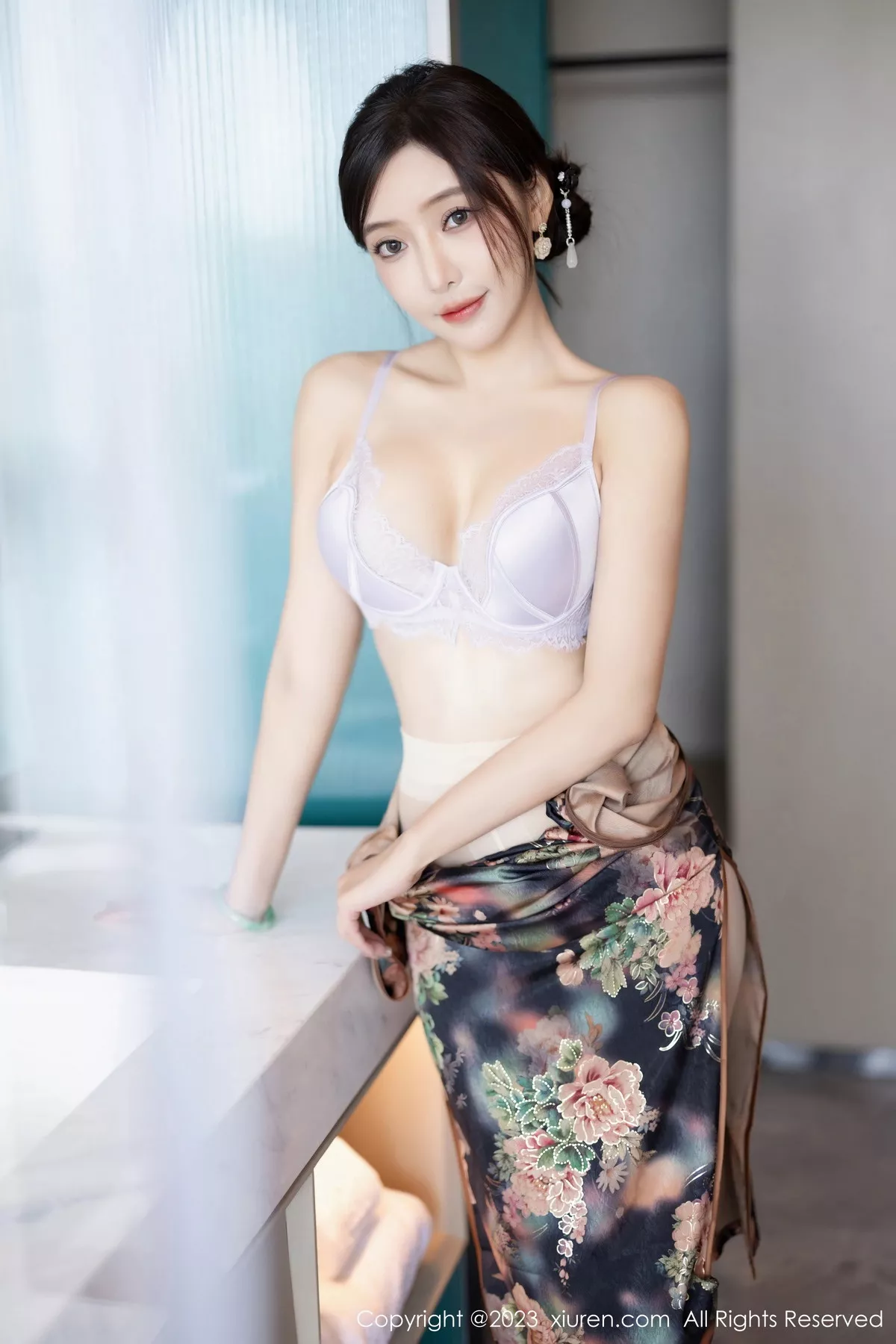 [[XiuRen秀人网]秀人网]No.7495_女神王馨瑶yanni性感花纹旗袍露淡紫色内衣配开档肉丝诱惑写真81P