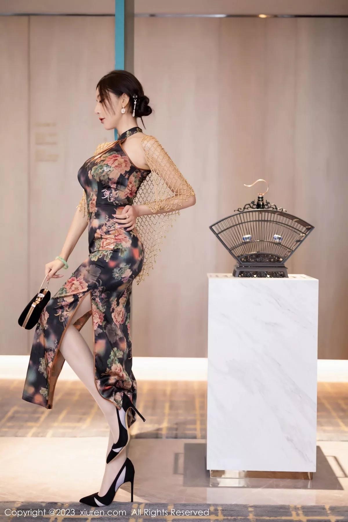 [[XiuRen秀人网]秀人网]No.7495_女神王馨瑶yanni性感花纹旗袍露淡紫色内衣配开档肉丝诱惑写真81P