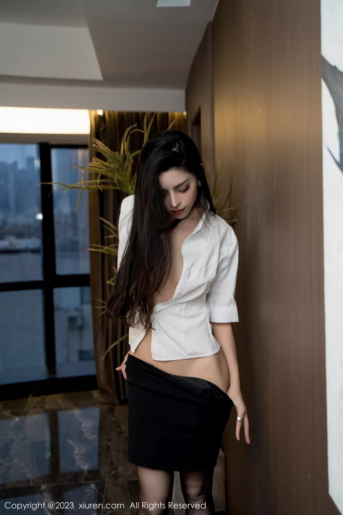 [[XiuRen秀人网]秀人网]No.7489_模特王薇薇性感白T配黑色短裙露超薄黑丝秀完美身材诱惑写真85P