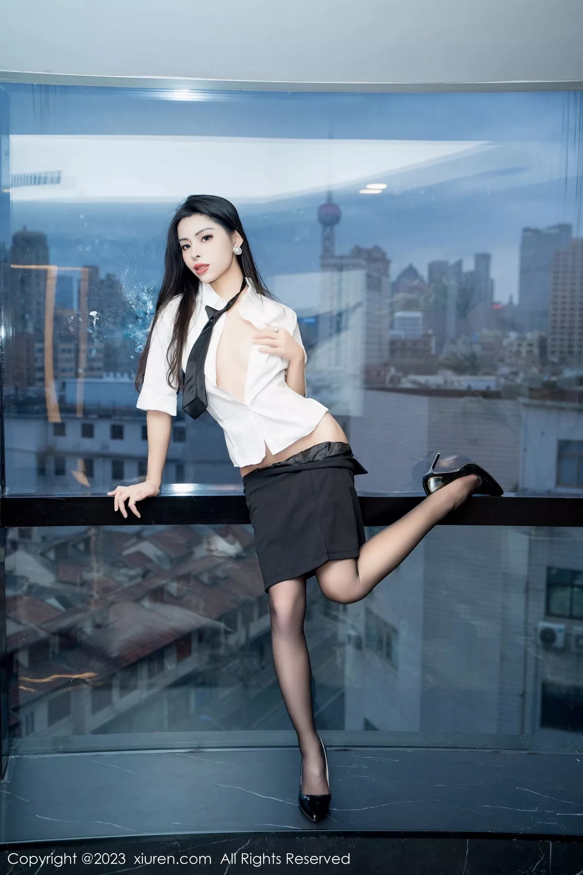 [[XiuRen秀人网]秀人网]No.7489_模特王薇薇性感白T配黑色短裙露超薄黑丝秀完美身材诱惑写真85P