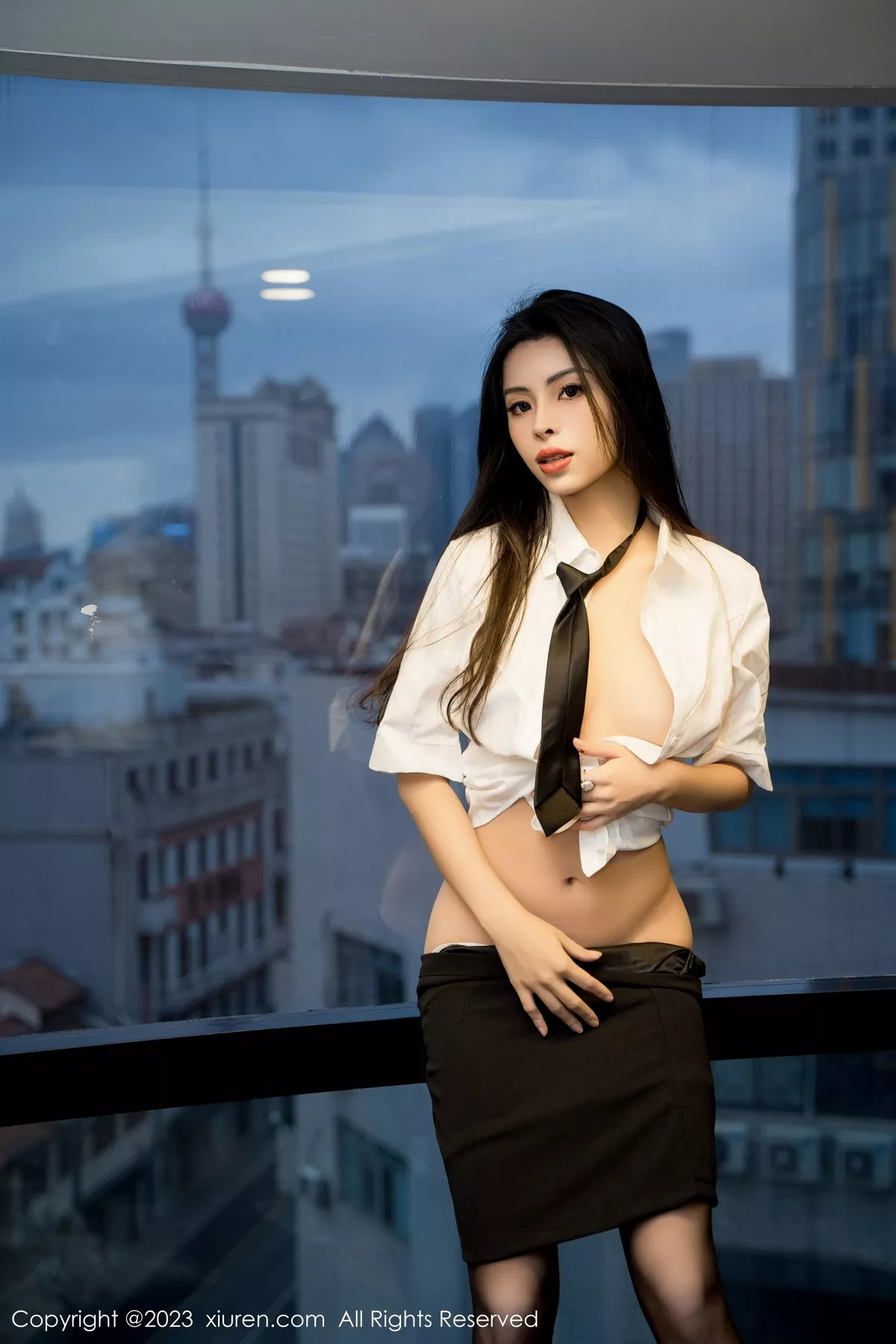 [[XiuRen秀人网]秀人网]No.7489_模特王薇薇性感白T配黑色短裙露超薄黑丝秀完美身材诱惑写真85P