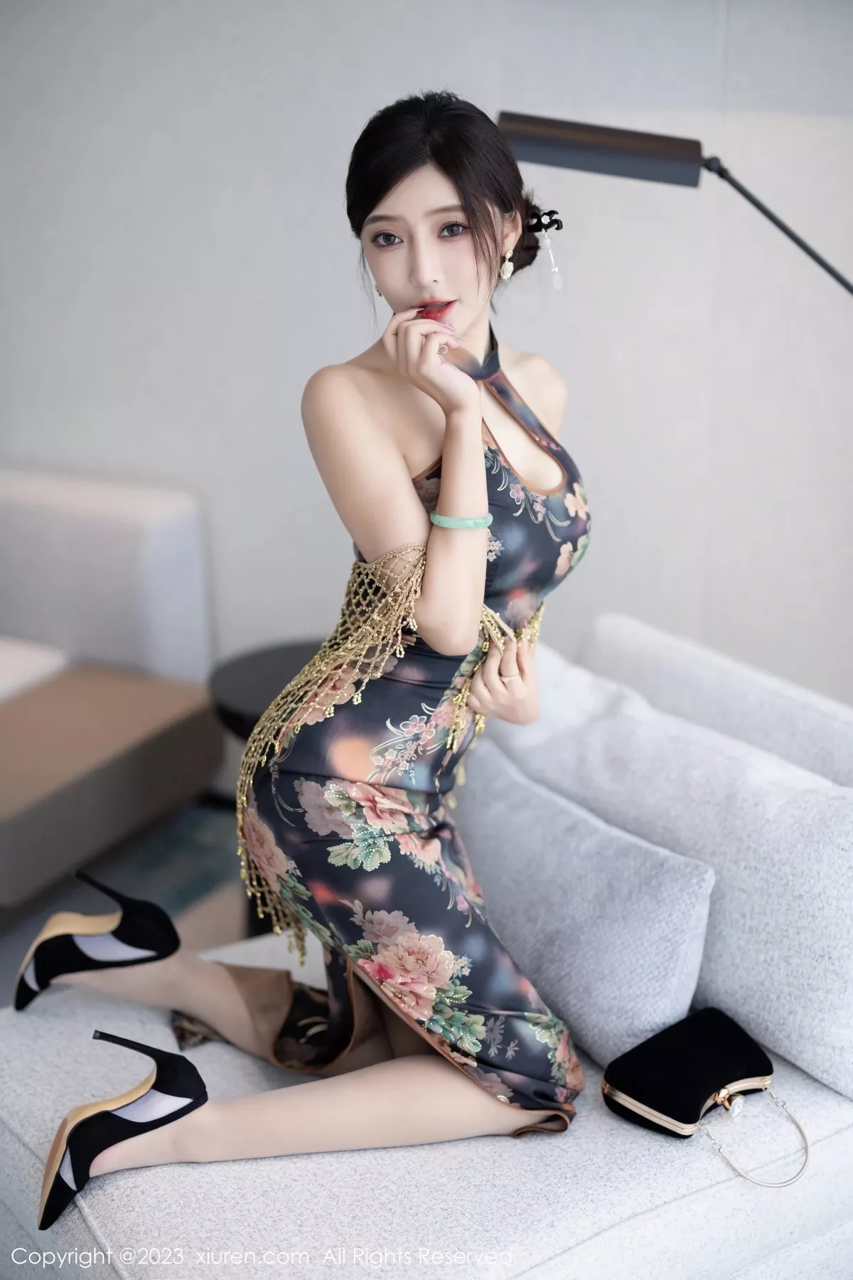 [[XiuRen秀人网]秀人网]No.7495_女神王馨瑶yanni性感花纹旗袍露淡紫色内衣配开档肉丝诱惑写真81P