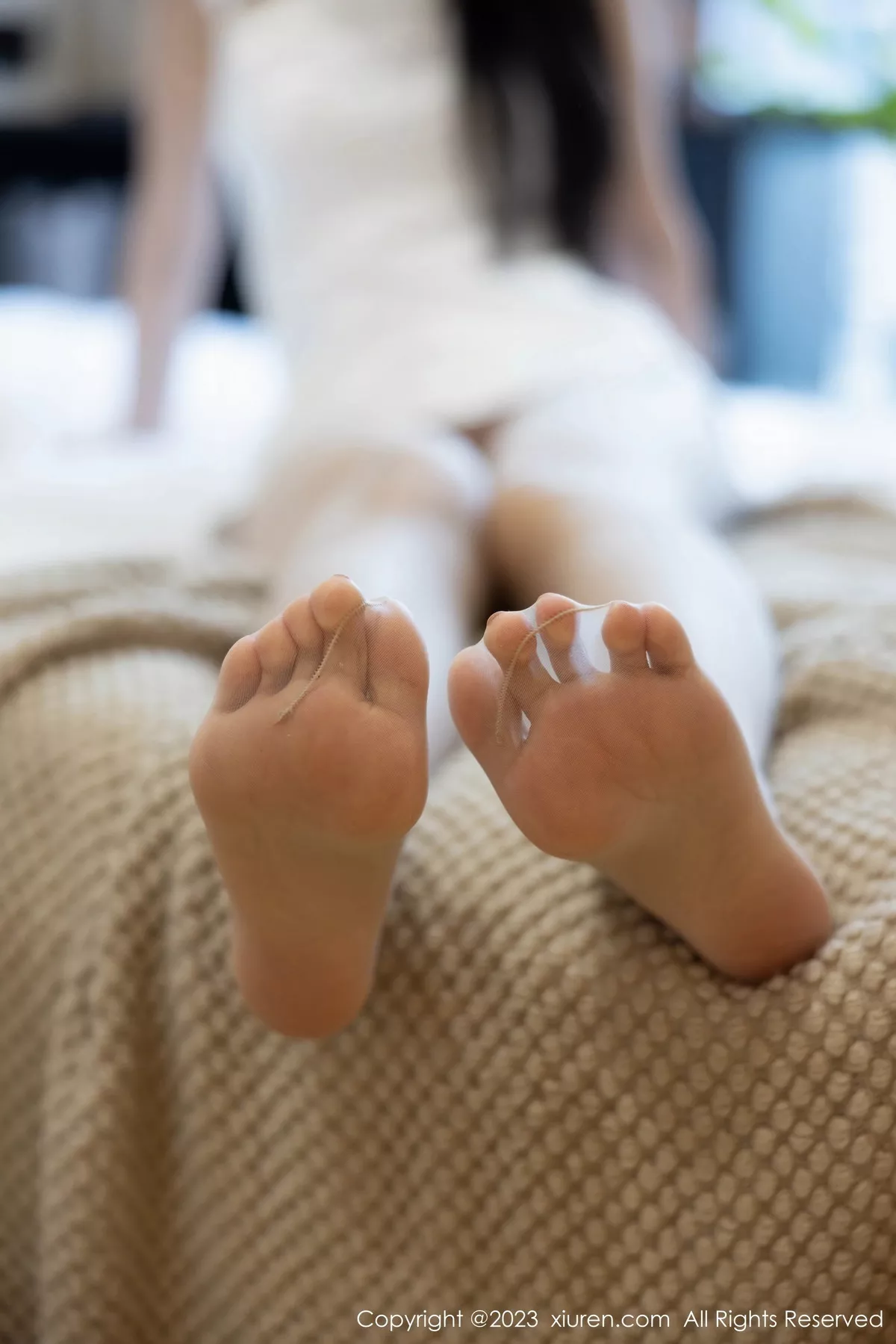 [[XiuRen秀人网]秀人网]No.7493_模特可乐Vicky性感白色短款旗袍配原色丝袜秀翘臀美腿诱惑写真78P