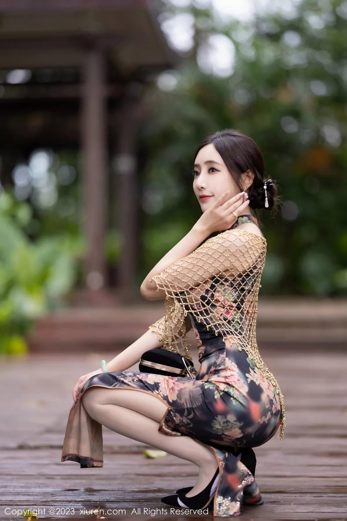 [[XiuRen秀人网]秀人网]No.7495_女神王馨瑶yanni性感花纹旗袍露淡紫色内衣配开档肉丝诱惑写真81P