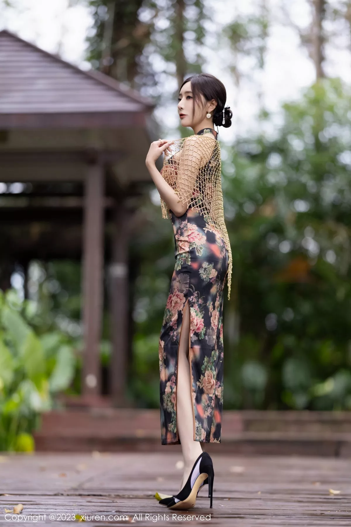 [[XiuRen秀人网]秀人网]No.7495_女神王馨瑶yanni性感花纹旗袍露淡紫色内衣配开档肉丝诱惑写真81P