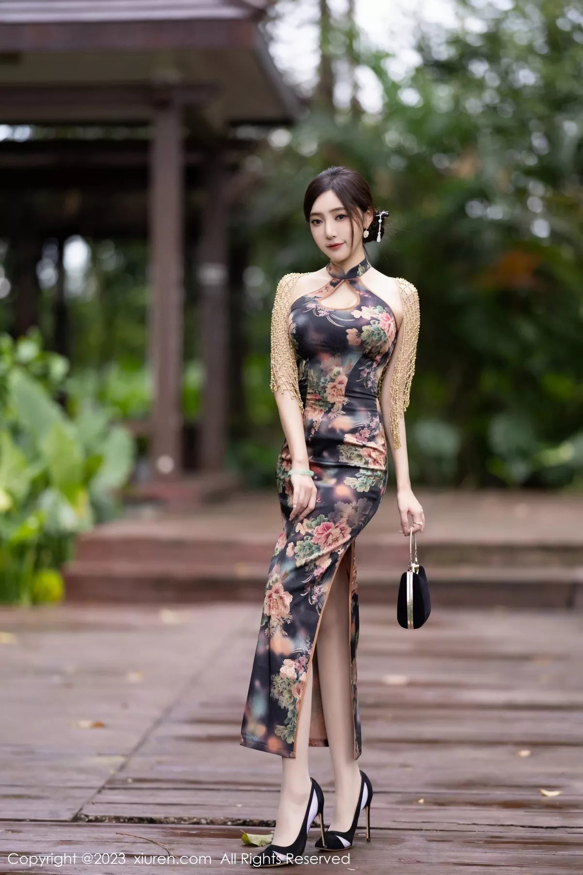 [[XiuRen秀人网]秀人网]No.7495_女神王馨瑶yanni性感花纹旗袍露淡紫色内衣配开档肉丝诱惑写真81P