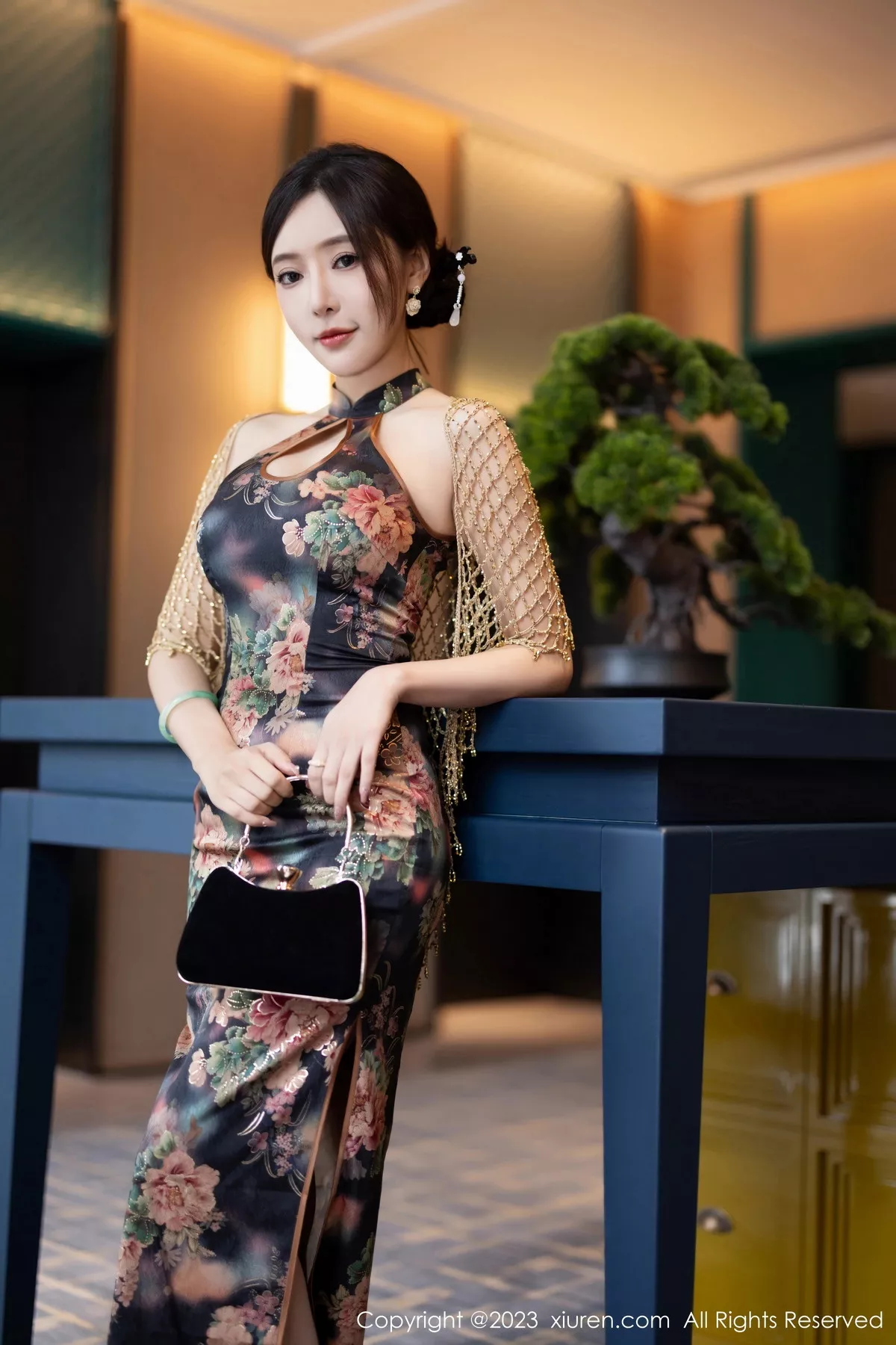 [[XiuRen秀人网]秀人网]No.7495_女神王馨瑶yanni性感花纹旗袍露淡紫色内衣配开档肉丝诱惑写真81P