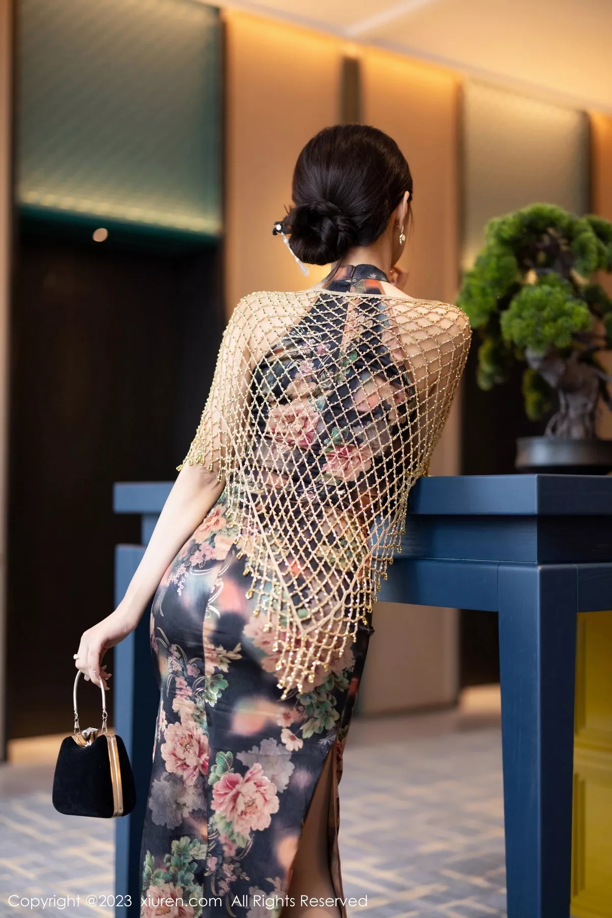 [[XiuRen秀人网]秀人网]No.7495_女神王馨瑶yanni性感花纹旗袍露淡紫色内衣配开档肉丝诱惑写真81P