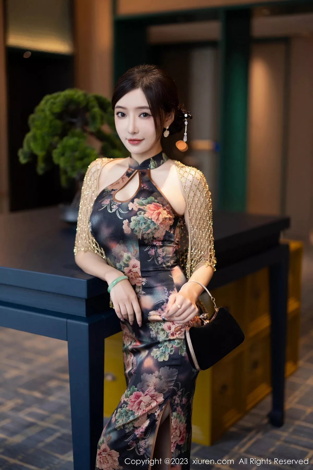 [[XiuRen秀人网]秀人网]No.7495_女神王馨瑶yanni性感花纹旗袍露淡紫色内衣配开档肉丝诱惑写真81P