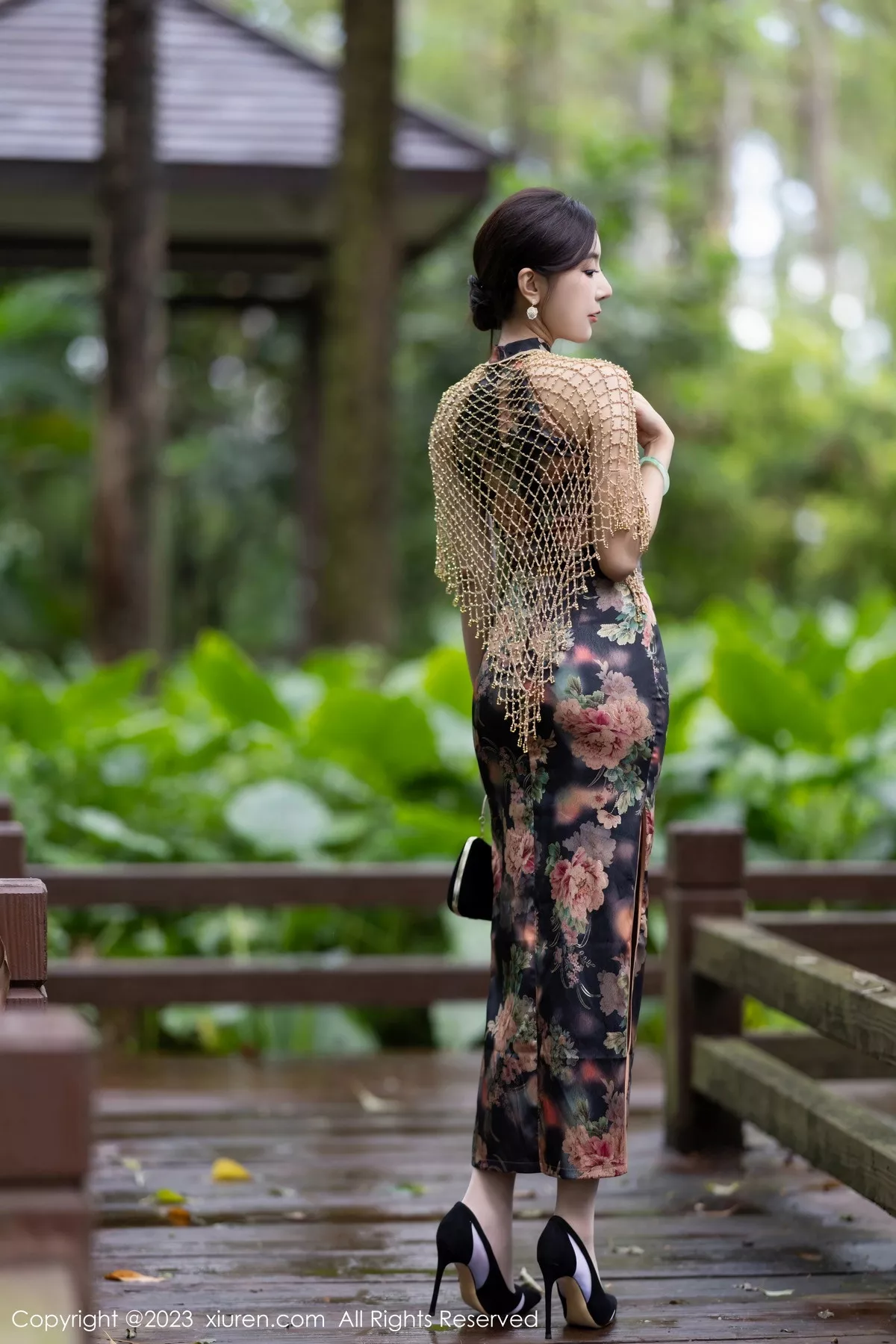 [[XiuRen秀人网]秀人网]No.7495_女神王馨瑶yanni性感花纹旗袍露淡紫色内衣配开档肉丝诱惑写真81P