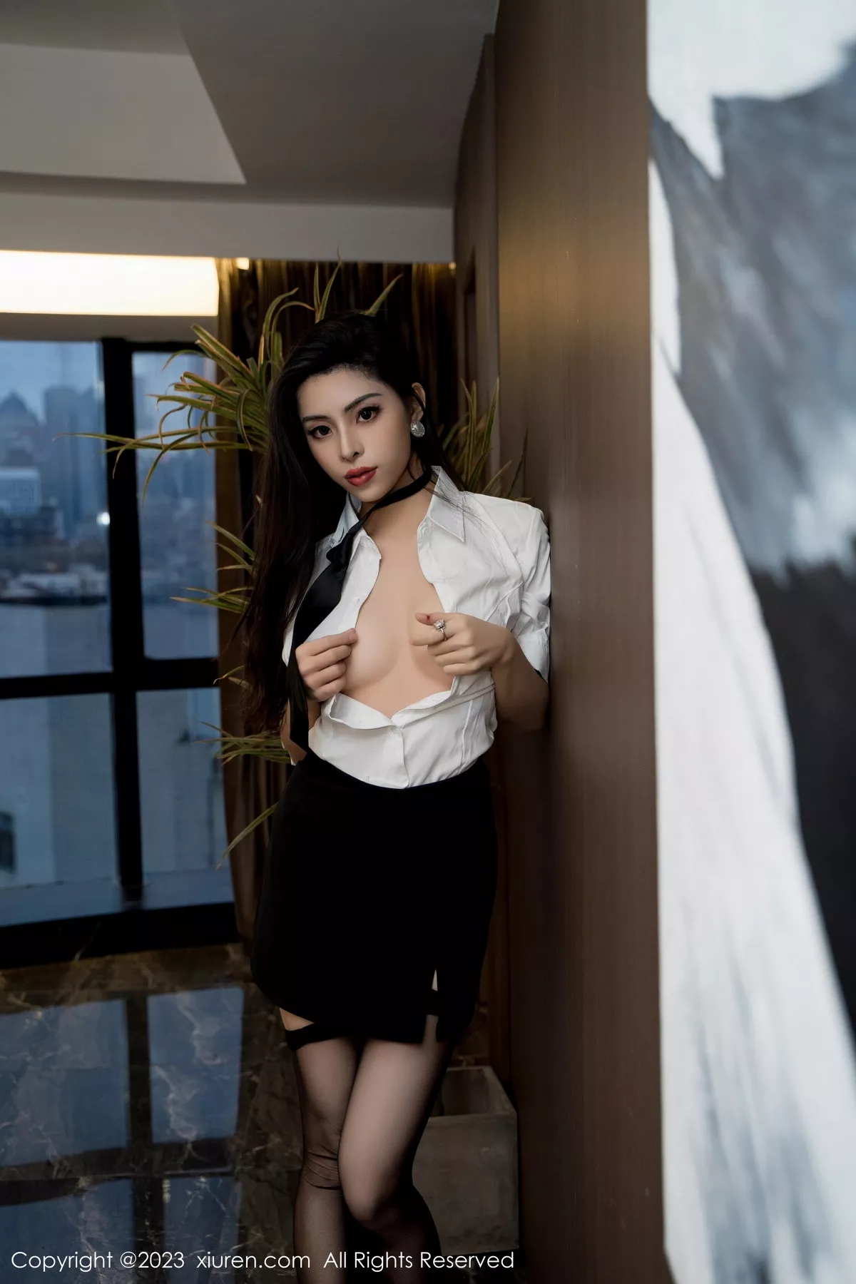 [[XiuRen秀人网]秀人网]No.7489_模特王薇薇性感白T配黑色短裙露超薄黑丝秀完美身材诱惑写真85P