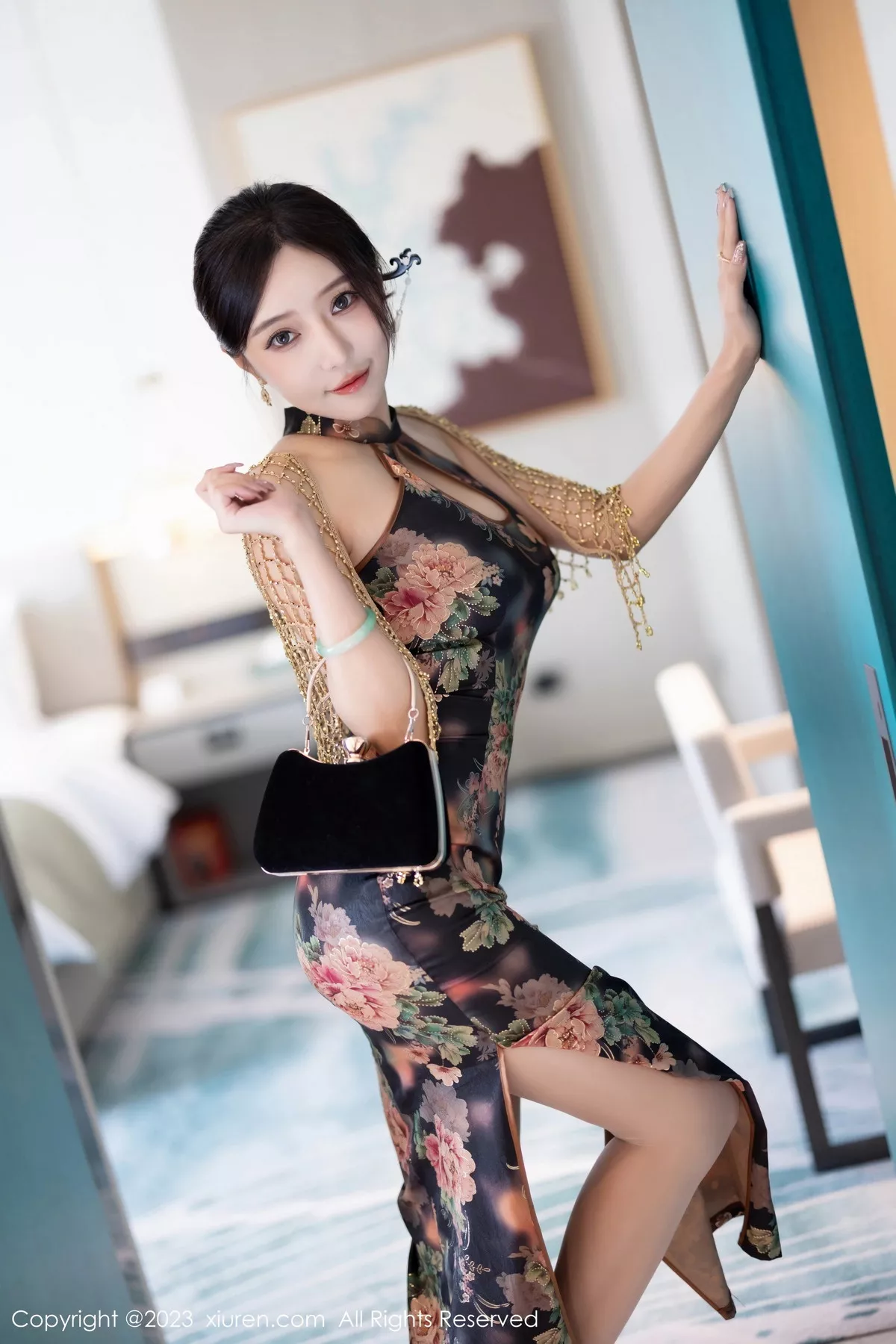 [[XiuRen秀人网]秀人网]No.7495_女神王馨瑶yanni性感花纹旗袍露淡紫色内衣配开档肉丝诱惑写真81P