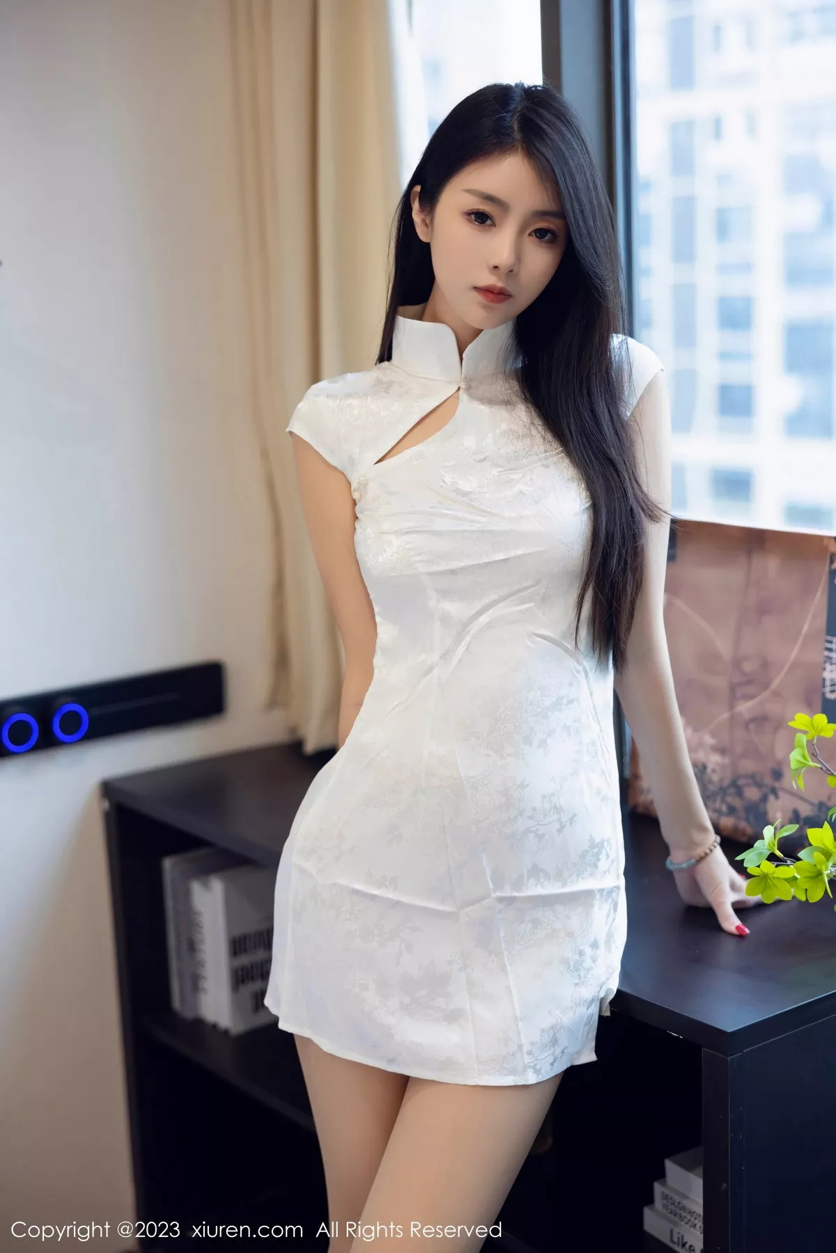 [[XiuRen秀人网]秀人网]No.7493_模特可乐Vicky性感白色短款旗袍配原色丝袜秀翘臀美腿诱惑写真78P