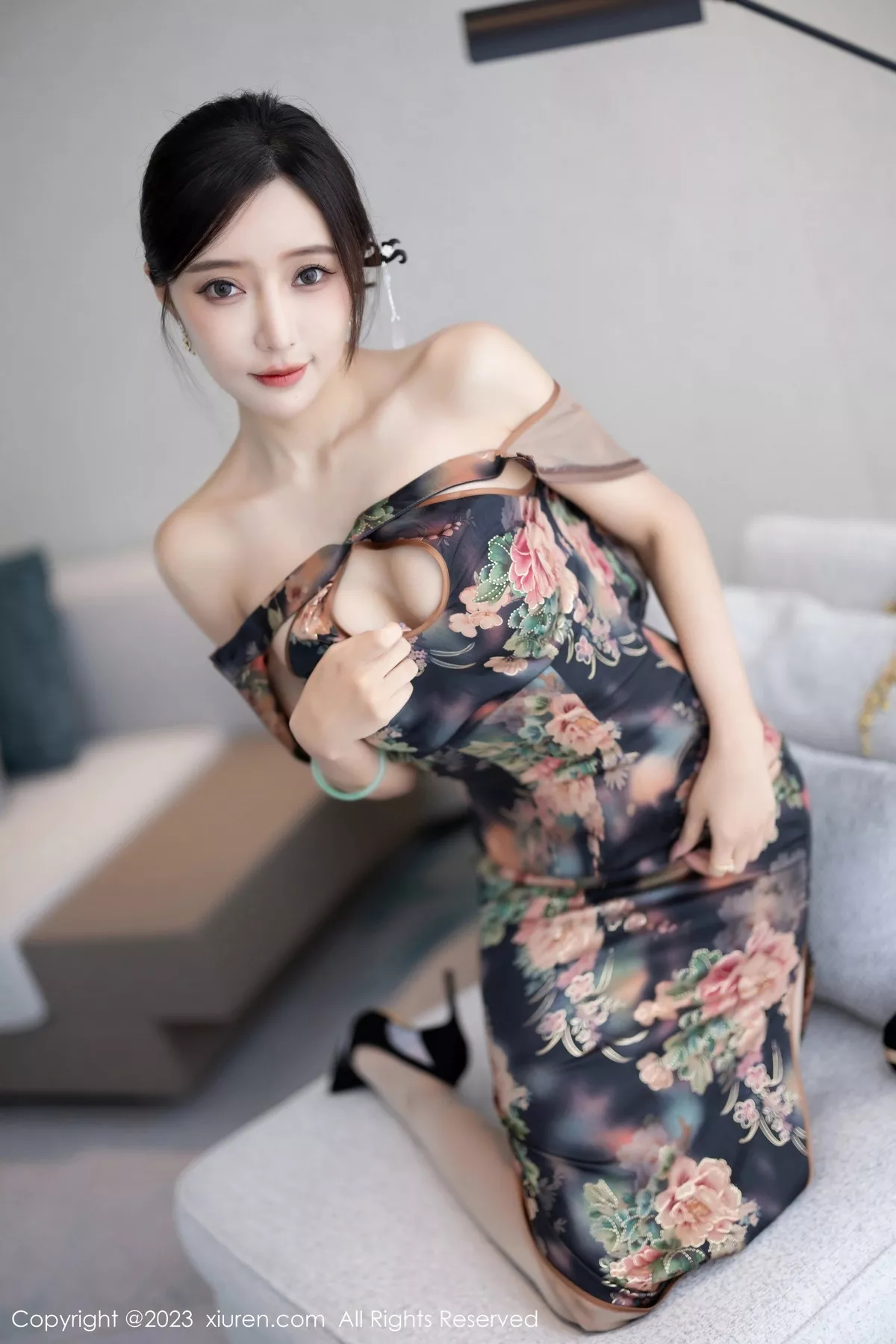 [[XiuRen秀人网]秀人网]No.7495_女神王馨瑶yanni性感花纹旗袍露淡紫色内衣配开档肉丝诱惑写真81P