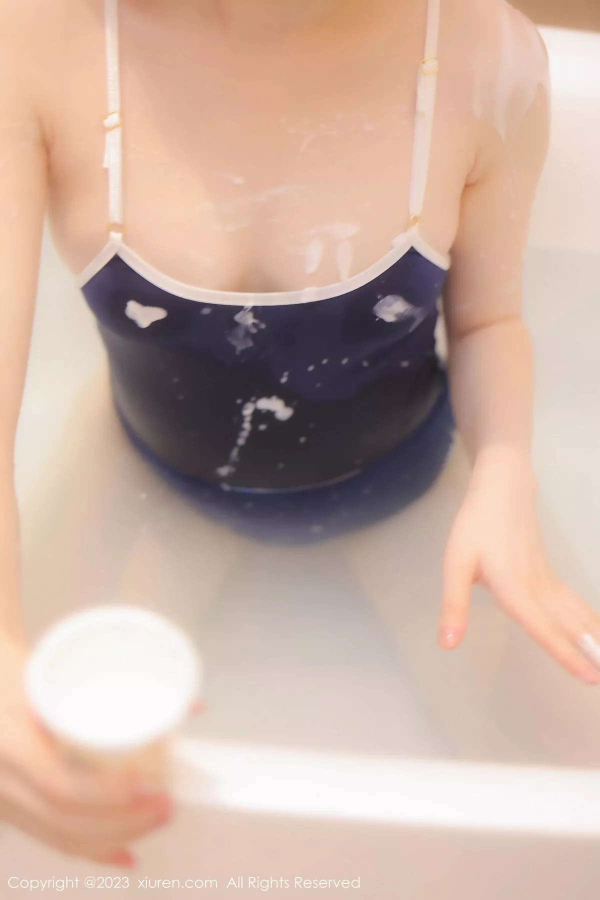 [[XiuRen秀人网]秀人网]No.7499_模特林悠悠浴室场景性感深蓝吊带高开叉服秀曼妙身姿诱惑写真75P