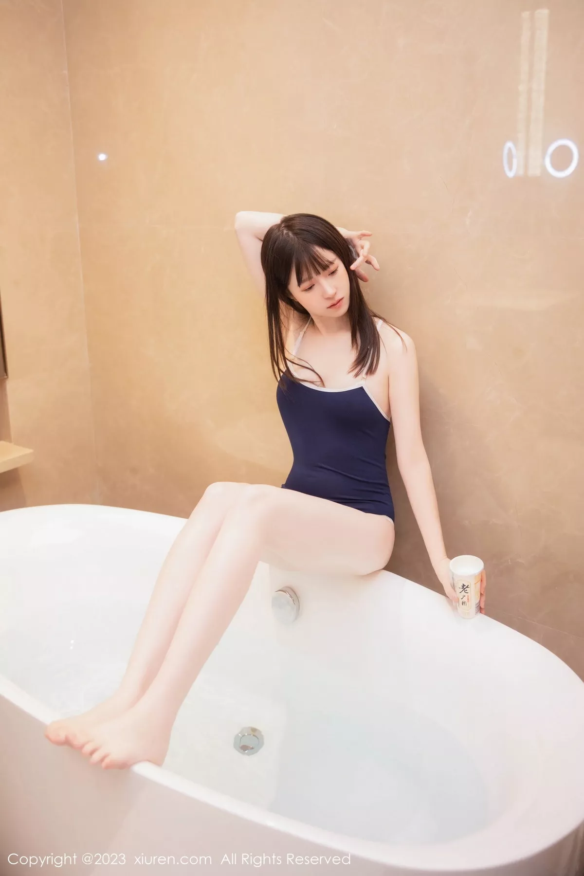 [[XiuRen秀人网]秀人网]No.7499_模特林悠悠浴室场景性感深蓝吊带高开叉服秀曼妙身姿诱惑写真75P