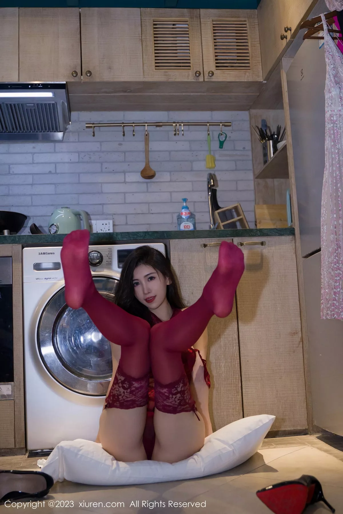 [[XiuRen秀人网]秀人网]No.7498_模特章芃芃红色轻透蕾丝情趣服配红丝吊袜秀曼妙身姿诱惑写真66P