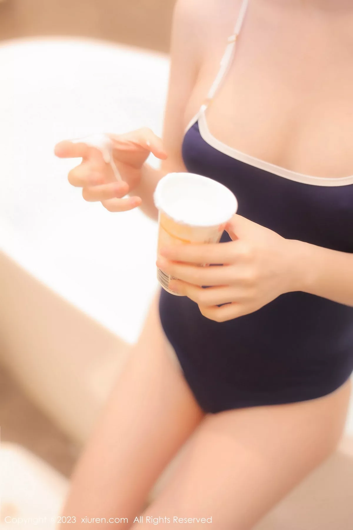 [[XiuRen秀人网]秀人网]No.7499_模特林悠悠浴室场景性感深蓝吊带高开叉服秀曼妙身姿诱惑写真75P