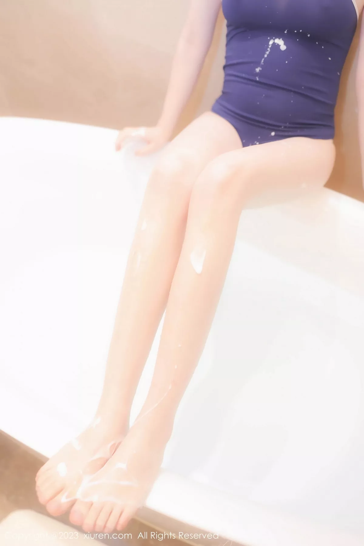 [[XiuRen秀人网]秀人网]No.7499_模特林悠悠浴室场景性感深蓝吊带高开叉服秀曼妙身姿诱惑写真75P