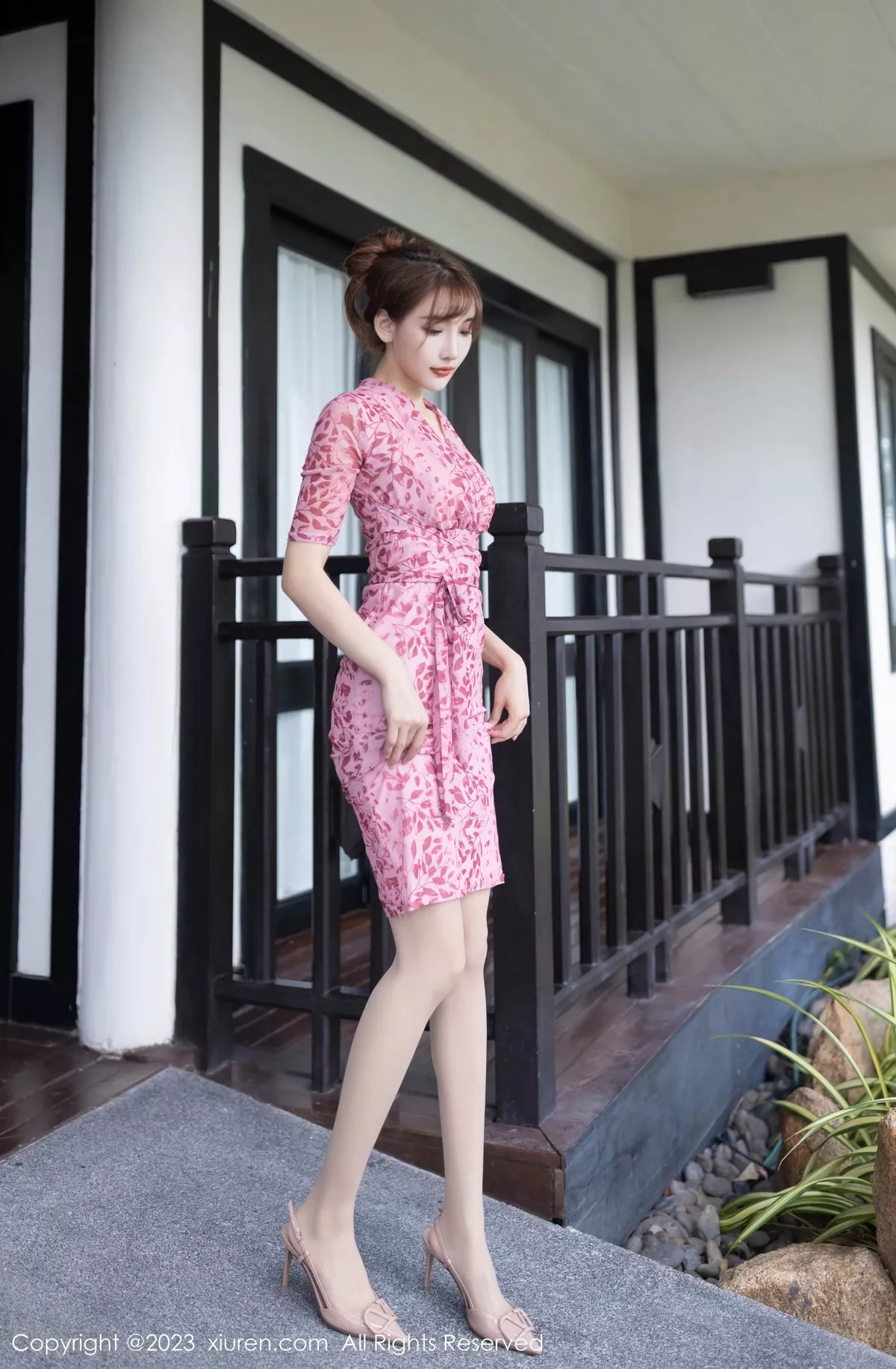 [[XiuRen秀人网]秀人网]No.7501_模特陆萱萱性感粉色蕾丝内衣配超薄无内肉丝秀惹火身材诱惑写真77P