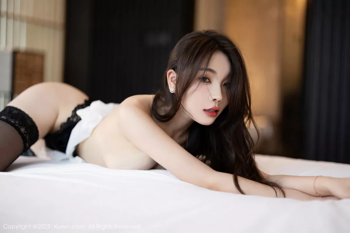 [[XiuRen秀人网]秀人网]No.7508_女神徐莉芝Booty性感白T配黑丝袜半脱秀曼妙身姿完美诱惑写真83P