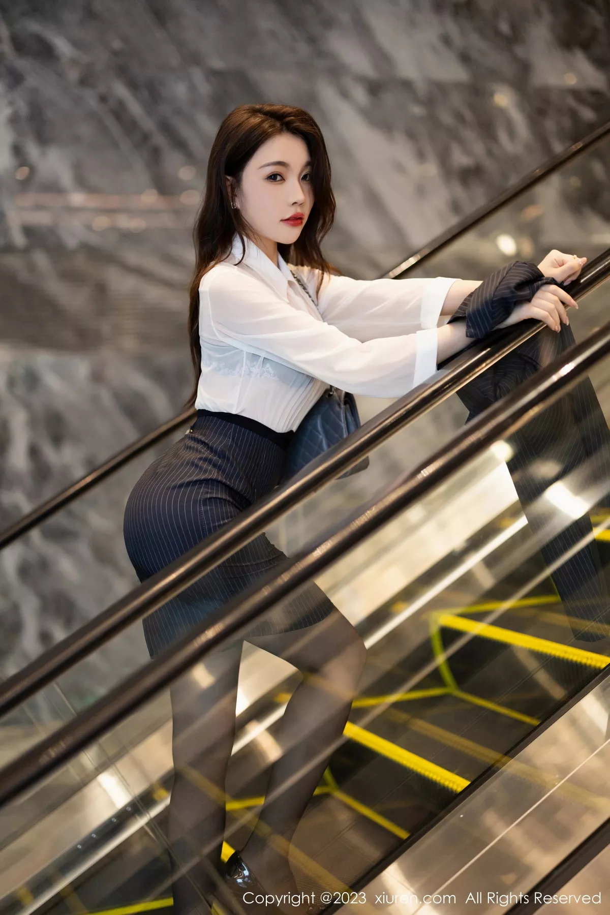 [[XiuRen秀人网]秀人网]No.7508_女神徐莉芝Booty性感白T配黑丝袜半脱秀曼妙身姿完美诱惑写真83P