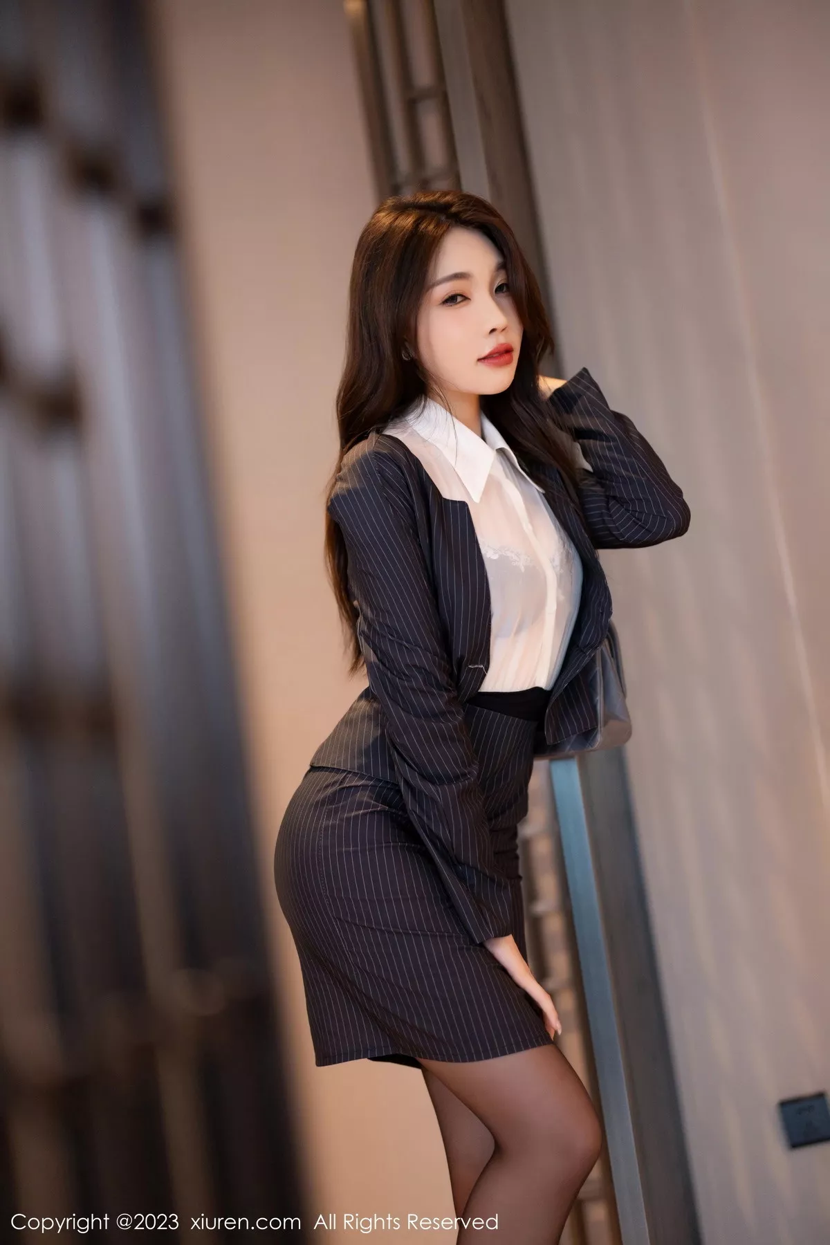 [[XiuRen秀人网]秀人网]No.7508_女神徐莉芝Booty性感白T配黑丝袜半脱秀曼妙身姿完美诱惑写真83P