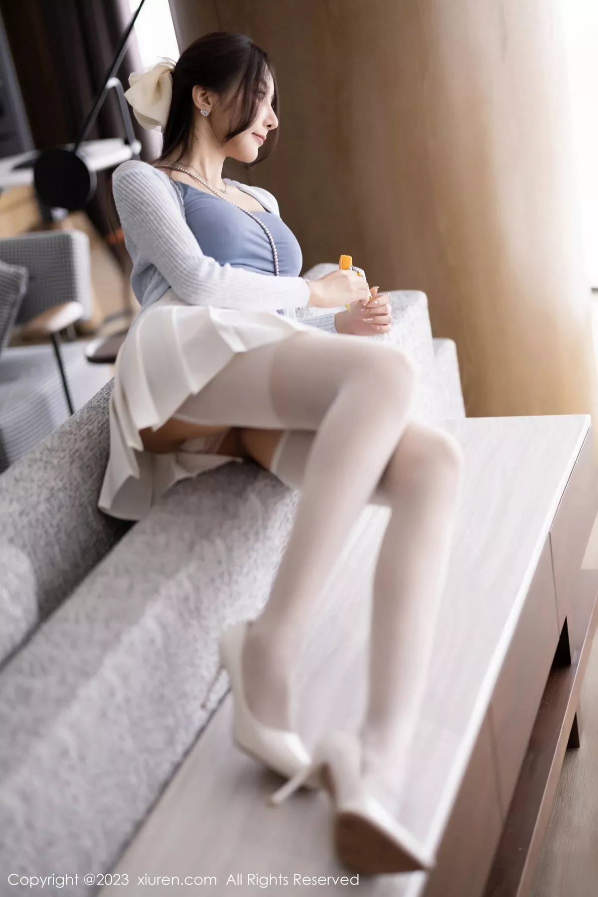 [[XiuRen秀人网]秀人网]No.7515_女神王馨瑶yanni性感浅色服饰配短裙露白丝吊袜秀美腿诱惑写真82P