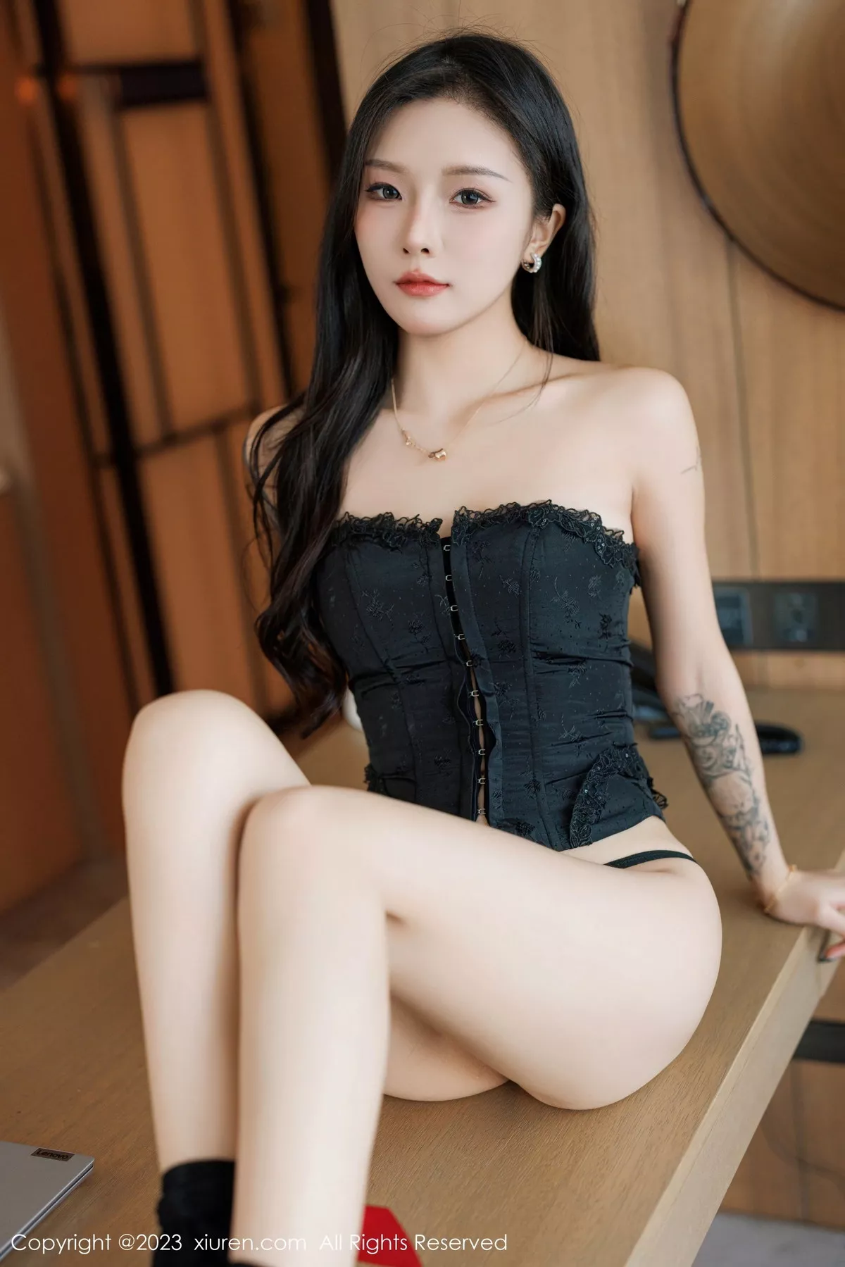 [[XiuRen秀人网]秀人网]No.7511_模特七七kiko深灰色西服套装露黑色蕾丝内衣配超薄黑丝诱惑写真48P