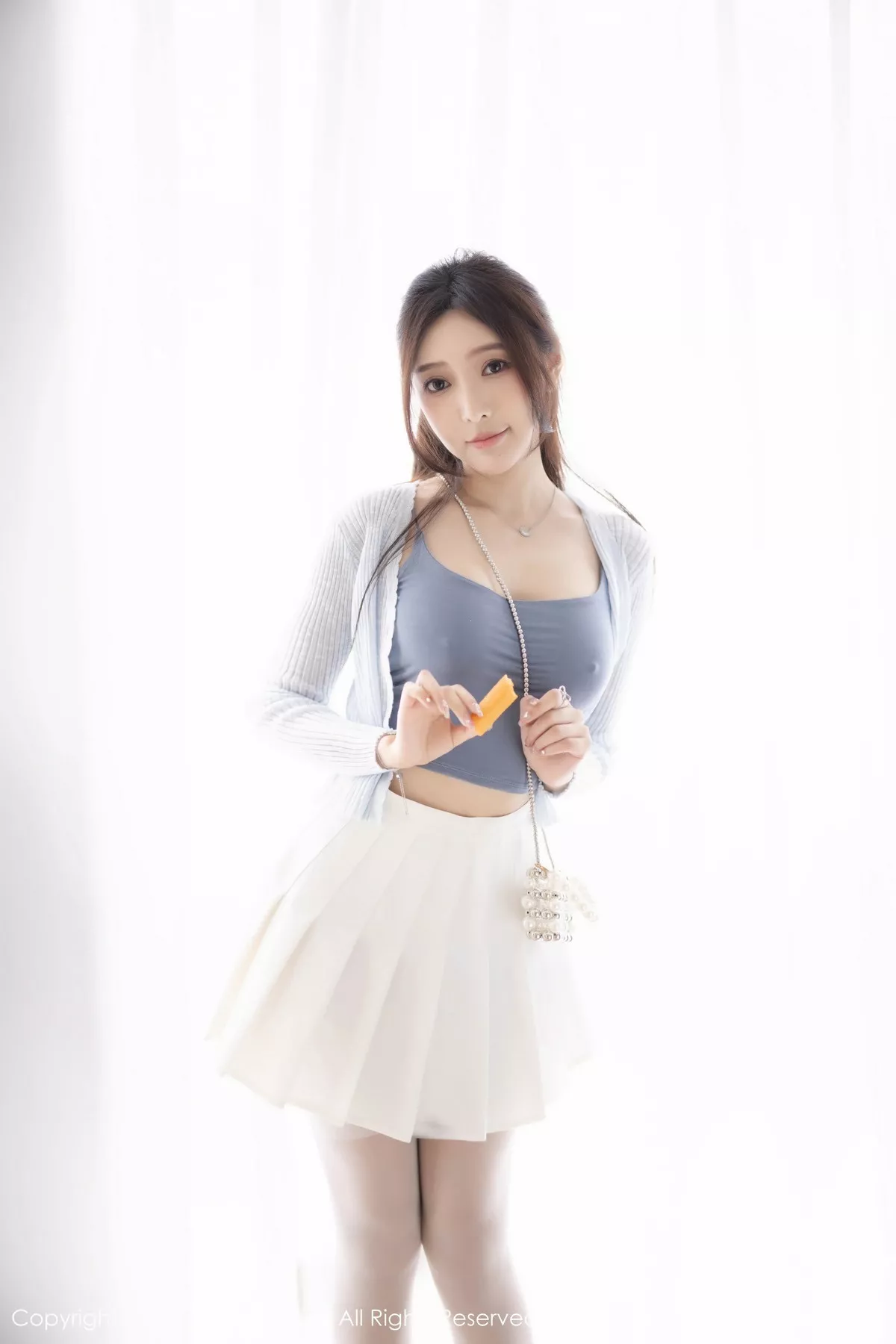 [[XiuRen秀人网]秀人网]No.7515_女神王馨瑶yanni性感浅色服饰配短裙露白丝吊袜秀美腿诱惑写真82P