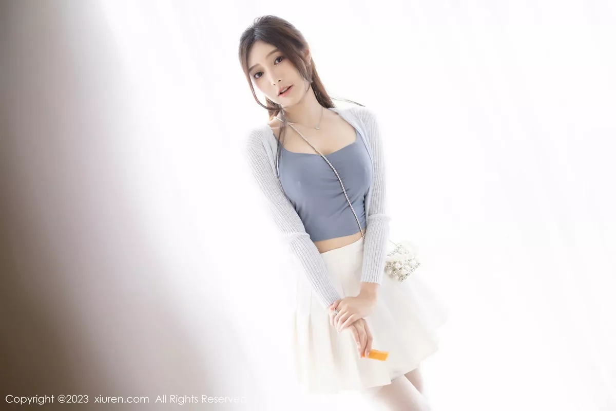 [[XiuRen秀人网]秀人网]No.7515_女神王馨瑶yanni性感浅色服饰配短裙露白丝吊袜秀美腿诱惑写真82P