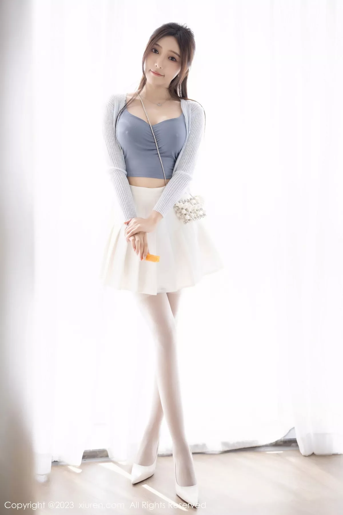 [[XiuRen秀人网]秀人网]No.7515_女神王馨瑶yanni性感浅色服饰配短裙露白丝吊袜秀美腿诱惑写真82P