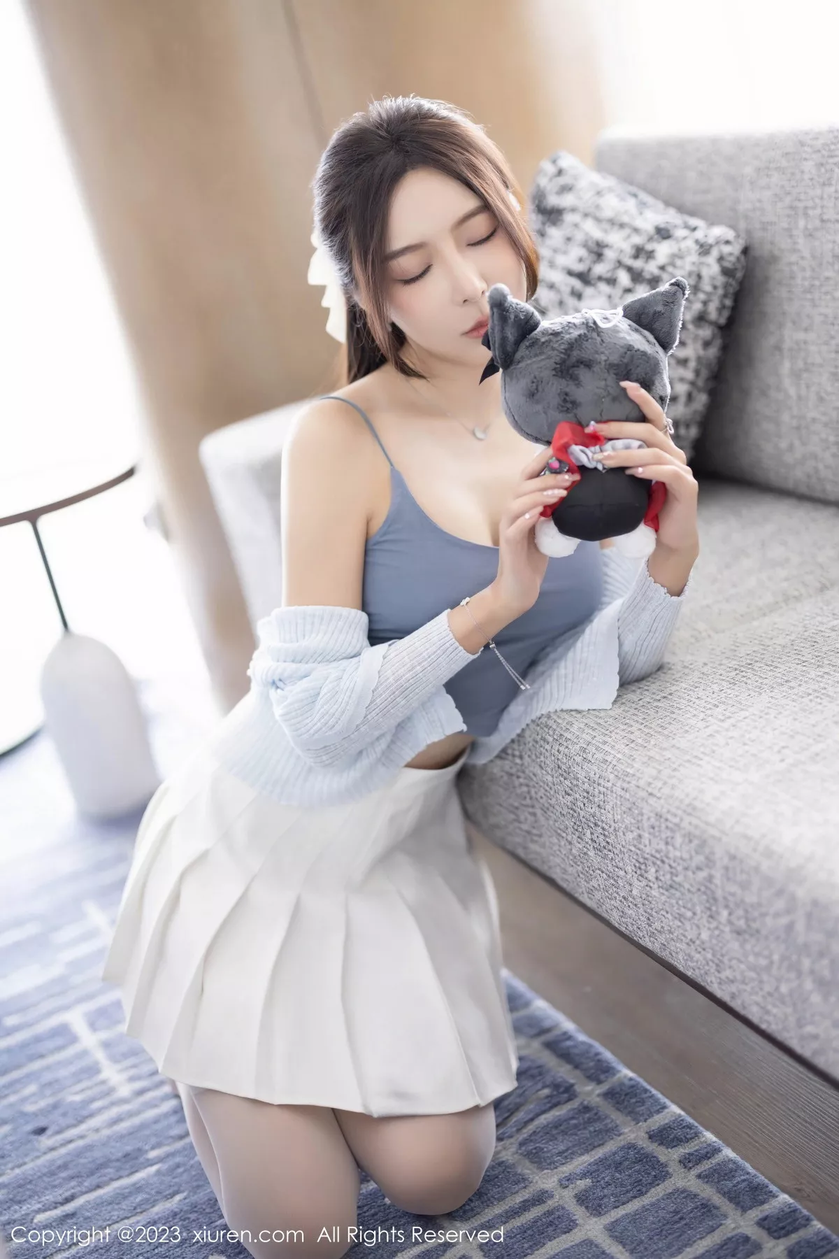 [[XiuRen秀人网]秀人网]No.7515_女神王馨瑶yanni性感浅色服饰配短裙露白丝吊袜秀美腿诱惑写真82P