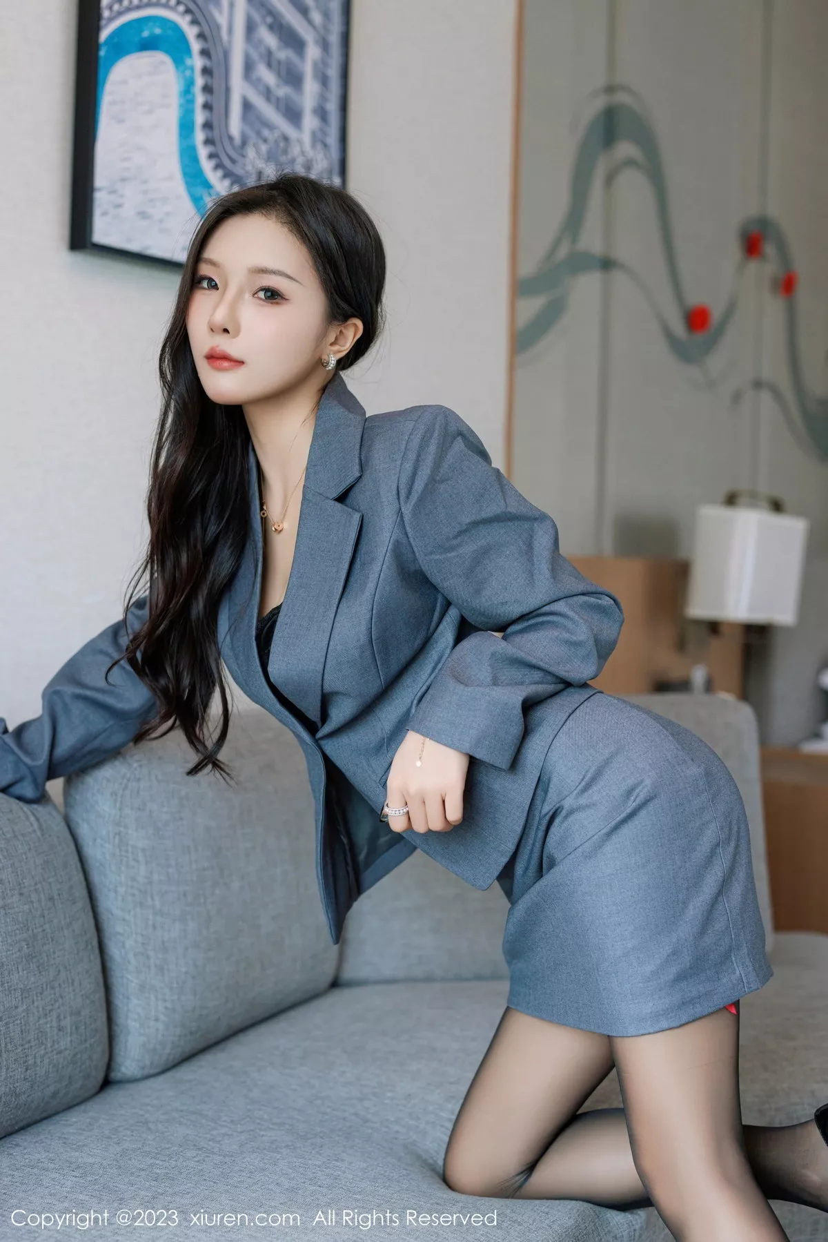 [[XiuRen秀人网]秀人网]No.7511_模特七七kiko深灰色西服套装露黑色蕾丝内衣配超薄黑丝诱惑写真48P