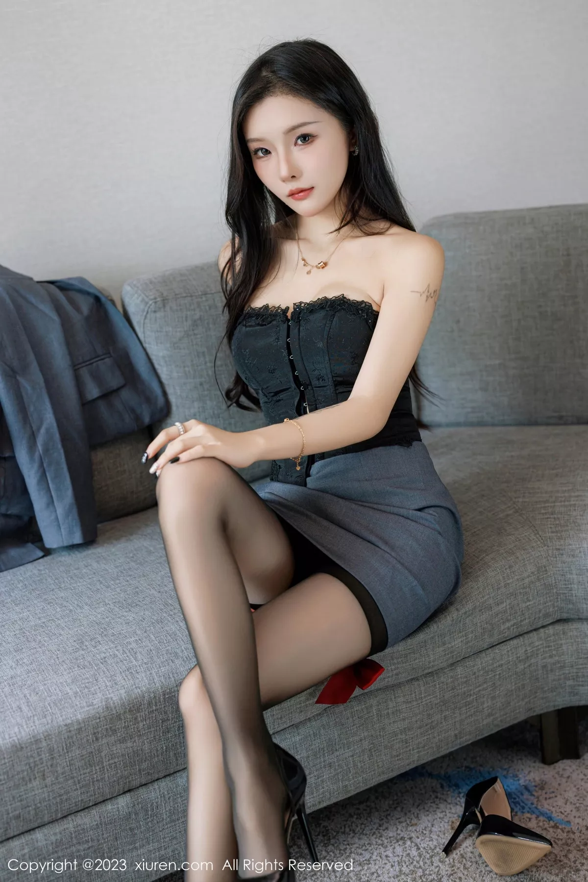 [[XiuRen秀人网]秀人网]No.7511_模特七七kiko深灰色西服套装露黑色蕾丝内衣配超薄黑丝诱惑写真48P