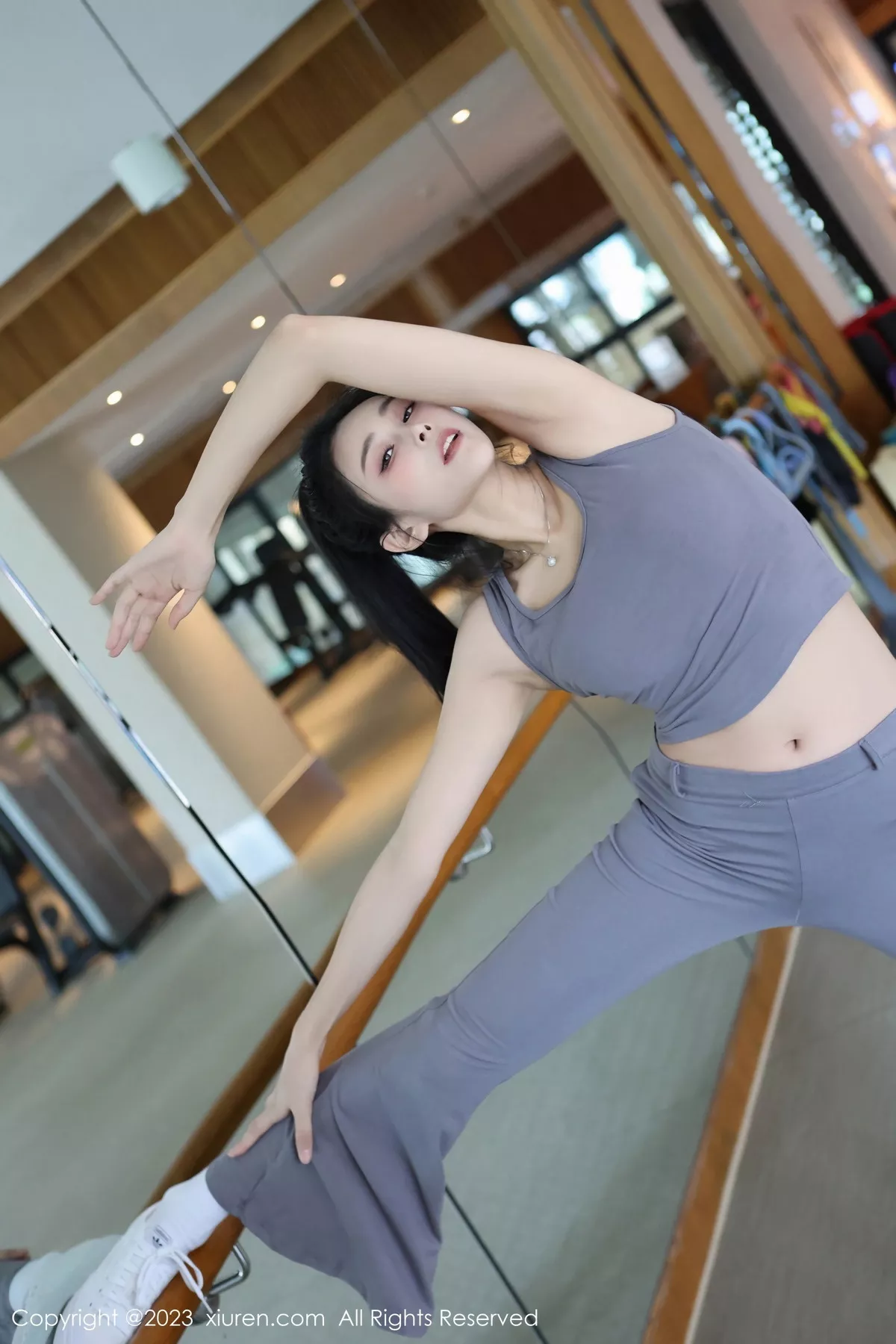 [[XiuRen秀人网]秀人网]No.7512_模特草莓mm性感灰色运动服露粉色内衣秀曼妙身姿迷人诱惑写真71P