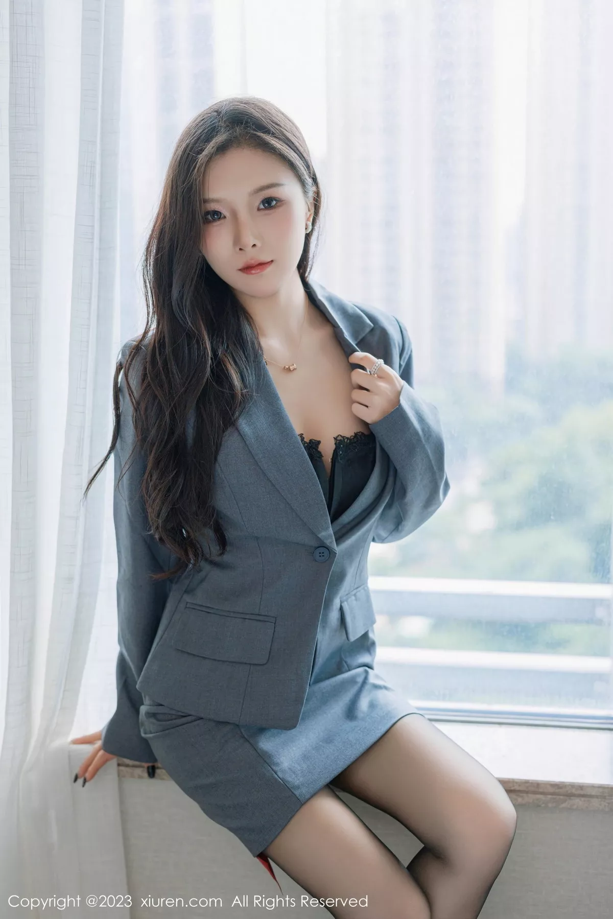 [[XiuRen秀人网]秀人网]No.7511_模特七七kiko深灰色西服套装露黑色蕾丝内衣配超薄黑丝诱惑写真48P