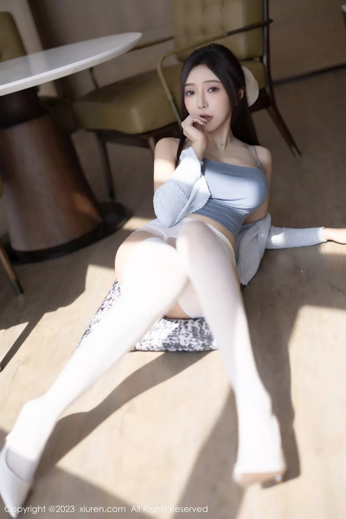 [[XiuRen秀人网]秀人网]No.7515_女神王馨瑶yanni性感浅色服饰配短裙露白丝吊袜秀美腿诱惑写真82P