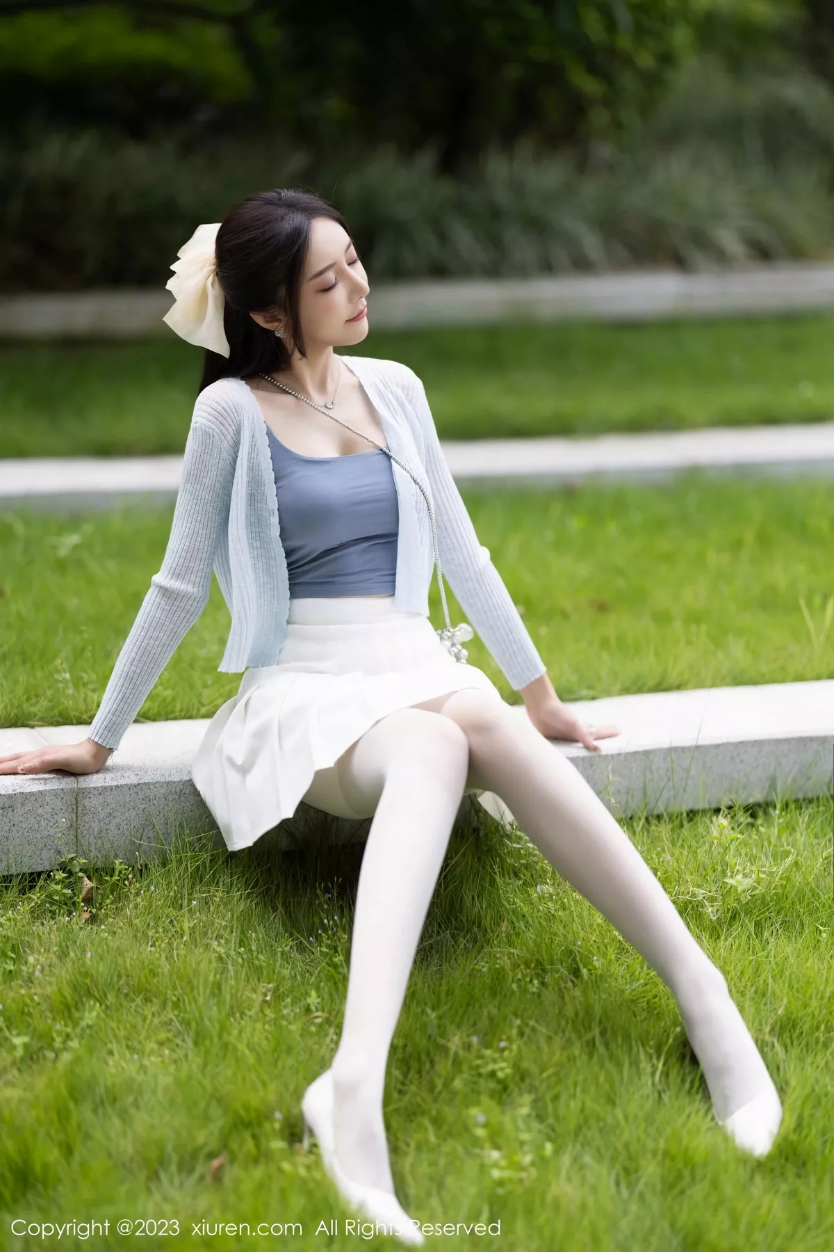 [[XiuRen秀人网]秀人网]No.7515_女神王馨瑶yanni性感浅色服饰配短裙露白丝吊袜秀美腿诱惑写真82P