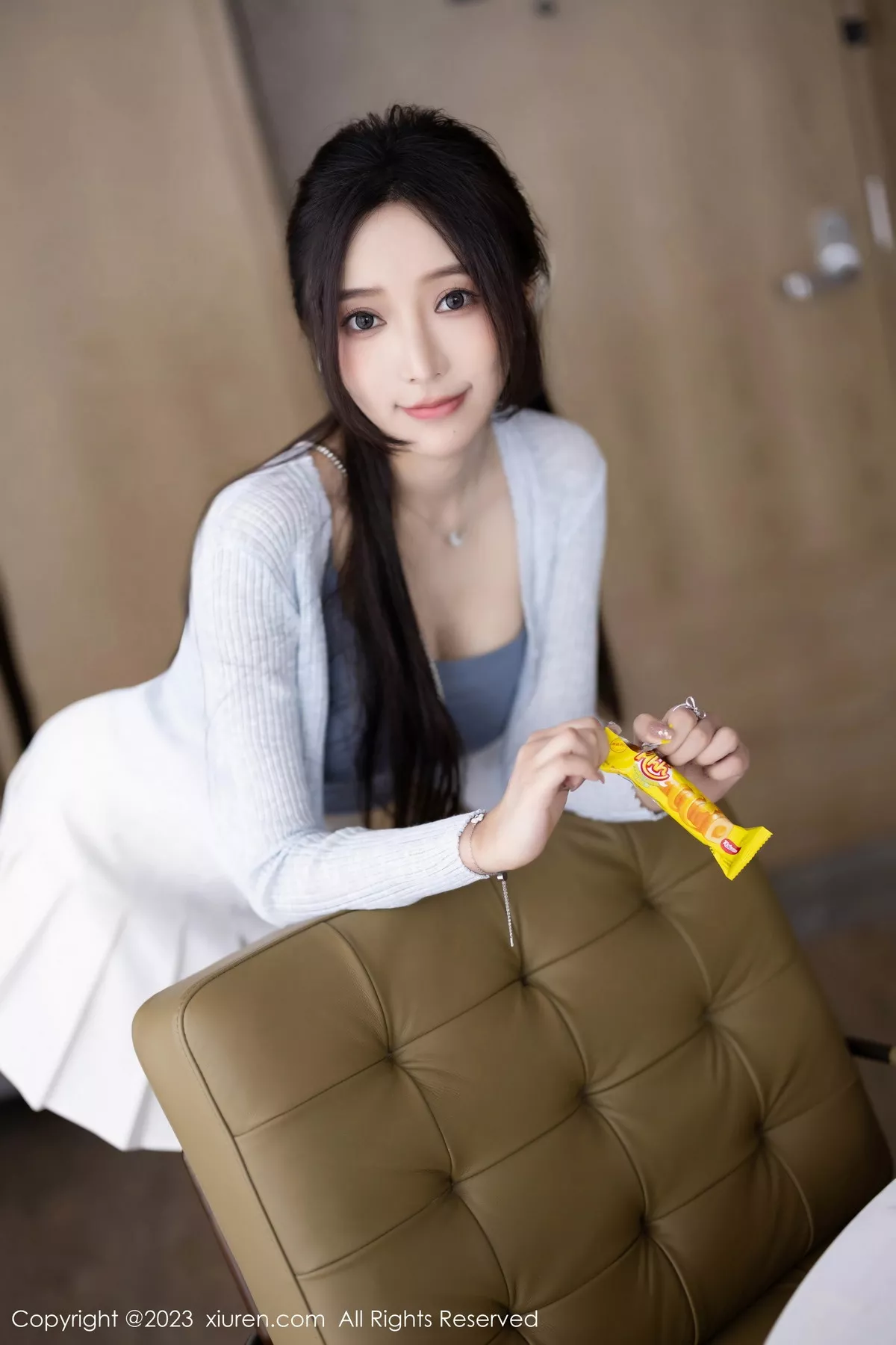 [[XiuRen秀人网]秀人网]No.7515_女神王馨瑶yanni性感浅色服饰配短裙露白丝吊袜秀美腿诱惑写真82P