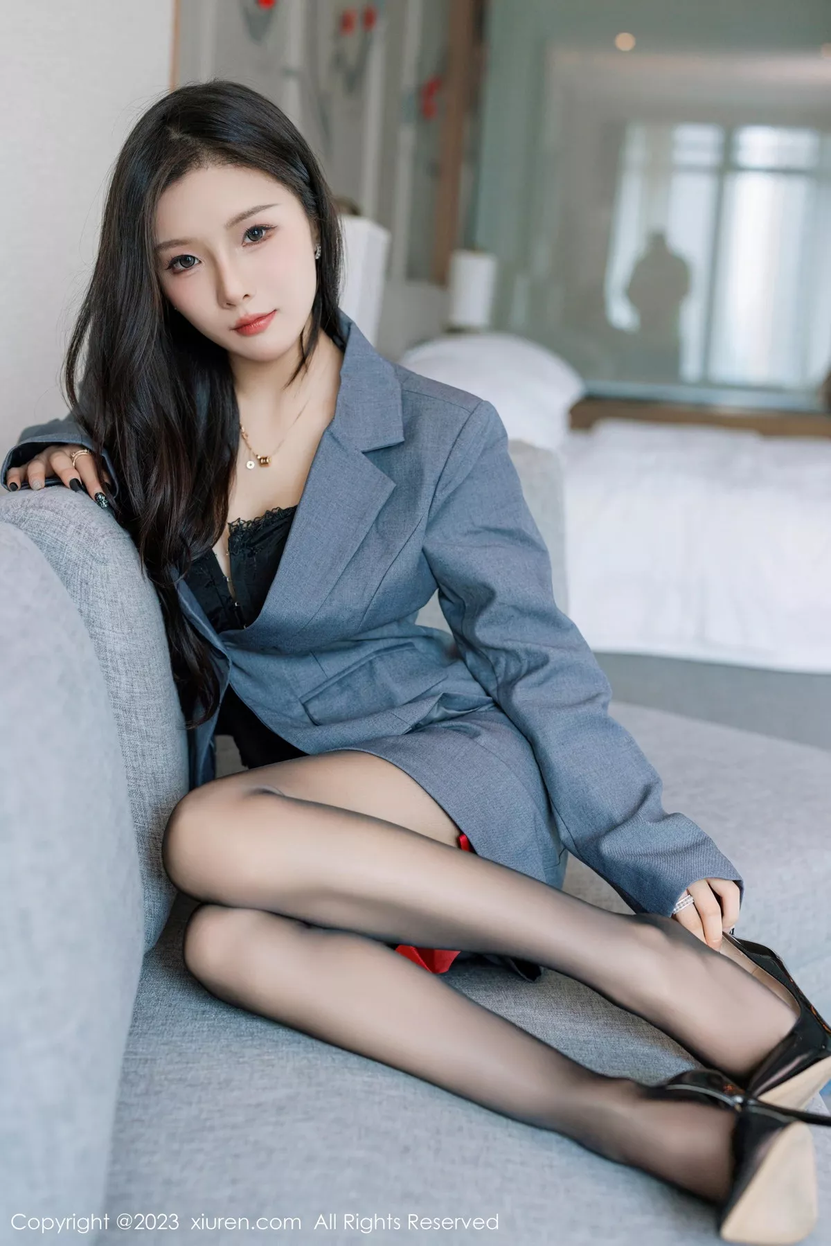 [[XiuRen秀人网]秀人网]No.7511_模特七七kiko深灰色西服套装露黑色蕾丝内衣配超薄黑丝诱惑写真48P