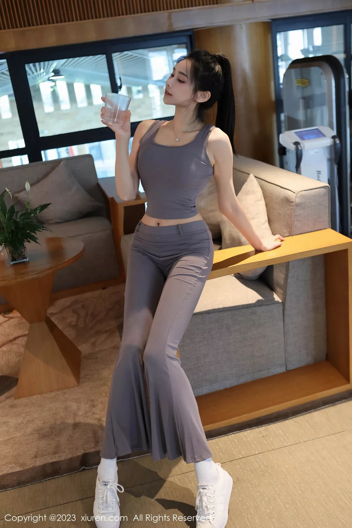 [[XiuRen秀人网]秀人网]No.7512_模特草莓mm性感灰色运动服露粉色内衣秀曼妙身姿迷人诱惑写真71P