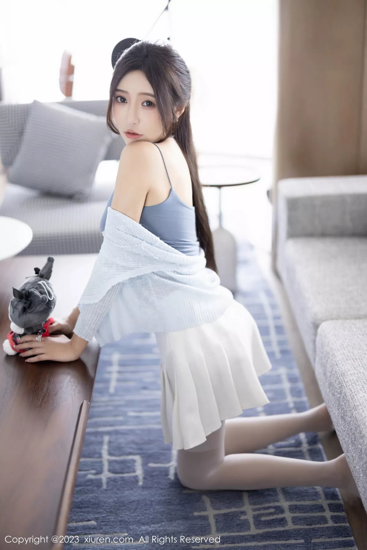 [[XiuRen秀人网]秀人网]No.7515_女神王馨瑶yanni性感浅色服饰配短裙露白丝吊袜秀美腿诱惑写真82P