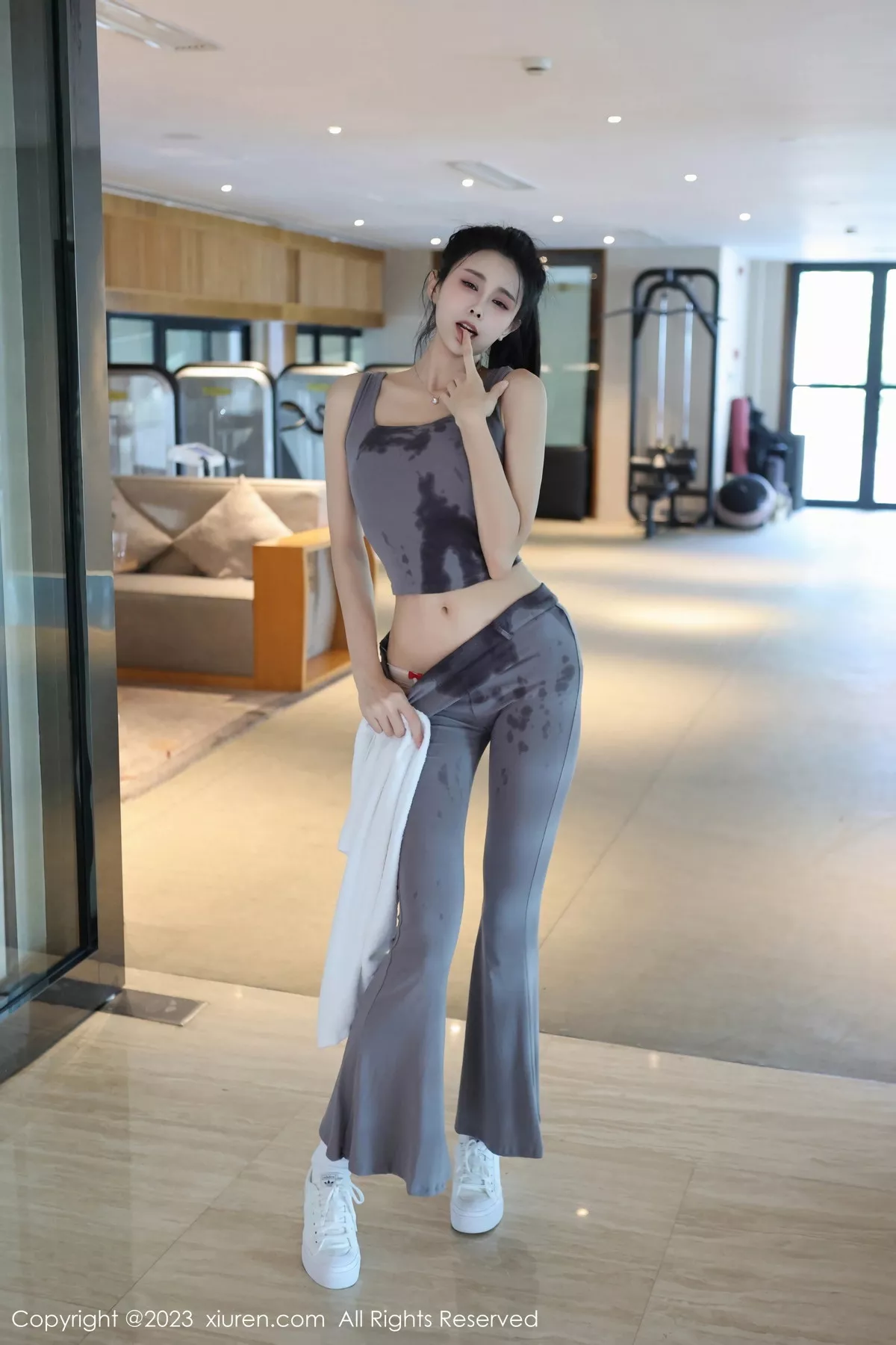 [[XiuRen秀人网]秀人网]No.7512_模特草莓mm性感灰色运动服露粉色内衣秀曼妙身姿迷人诱惑写真71P