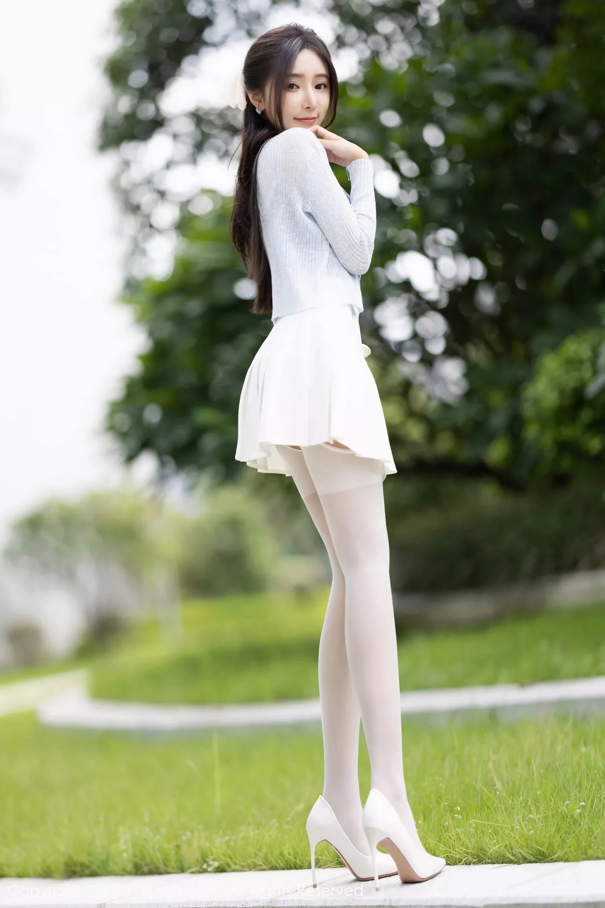 [[XiuRen秀人网]秀人网]No.7515_女神王馨瑶yanni性感浅色服饰配短裙露白丝吊袜秀美腿诱惑写真82P